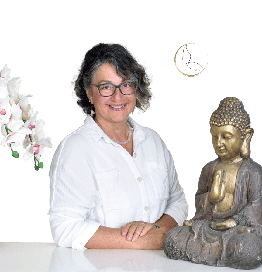 Persönliche Klarheit finden: Ich begleite Dich vertrauensvoll auf Deinem Weg zur inneren Stärke. Britta Eulenfeld, psychologische Beraterin, am Schreibtisch mit Buddha und Orchidee. Symbolisiert ganzheitliche Seelenaktivierung und fokussierte 1:1-Begleitung.