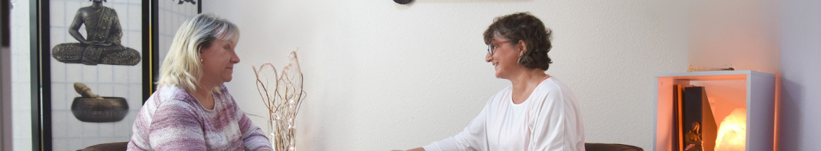 Starte das Jahr 2026 mit einer echten Seelenverbindung Bleiben wir 2026 in Verbindung, Britta Eulenfeld sitzt im Kundingespäch einer Kundin gegenüber