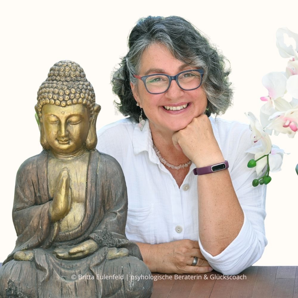 Chakrahealing - ein Invest in dich selbst lächelnde Frau, Hände übereinandergelegt auf Brusthöhe ... spürt ins Herz hinein