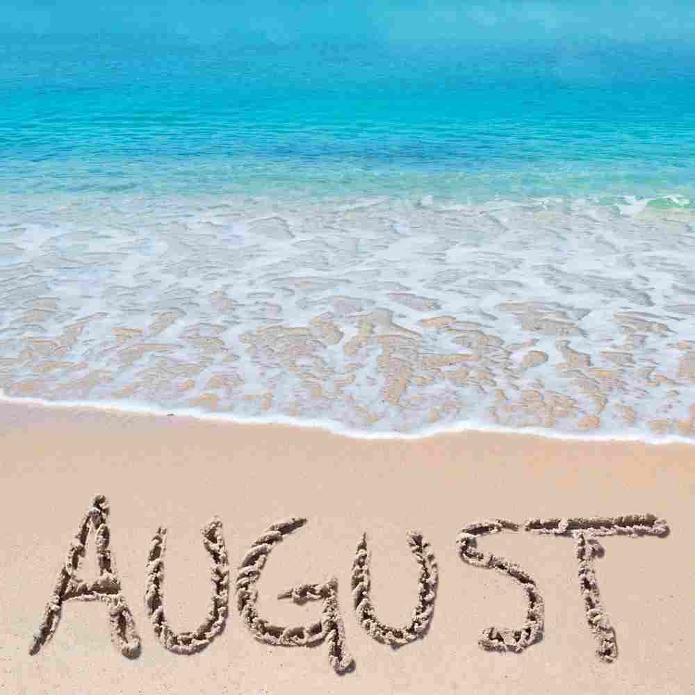 Sandstrand und blaues Meer mit Schriftzug August – Monatsenergie und Numerologie der Zahl 8