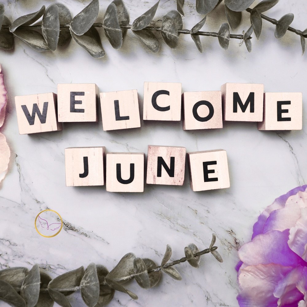 Marmorplatte mit Eukalyptuszweigen, Hortensie und dem Schriftzug Welcome June zur Monatsenergie Juni