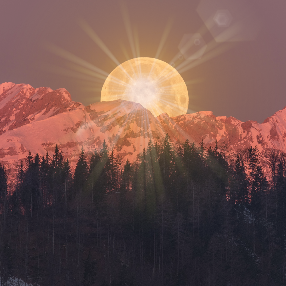 die Magie des Mondes Mond strahlt hinter einem Berg-nutze die Magie des Mondes für Reiningung und mehr Energie