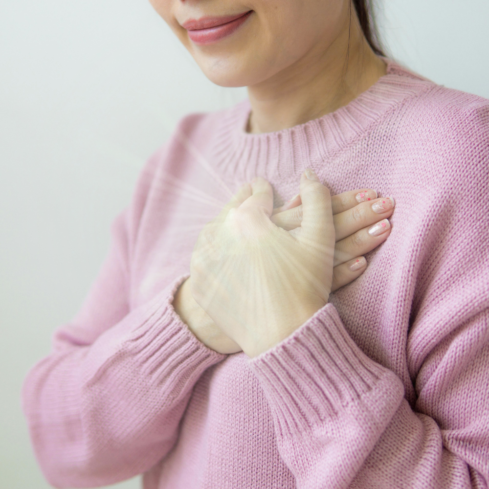 Seelenpost(Abo) -dein ganz besonderer Newsletter sanft lächelnde Frau , Hände über dem Herz gefaltet... aus denen ein sanfter Lichtkreis scheint