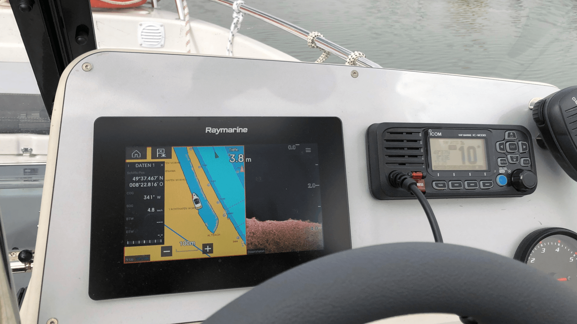 Cockpit von mein Boot 1 mit GPS-Plotter, AIS, Funkgerät und Down-Scan-Tiefenmesser