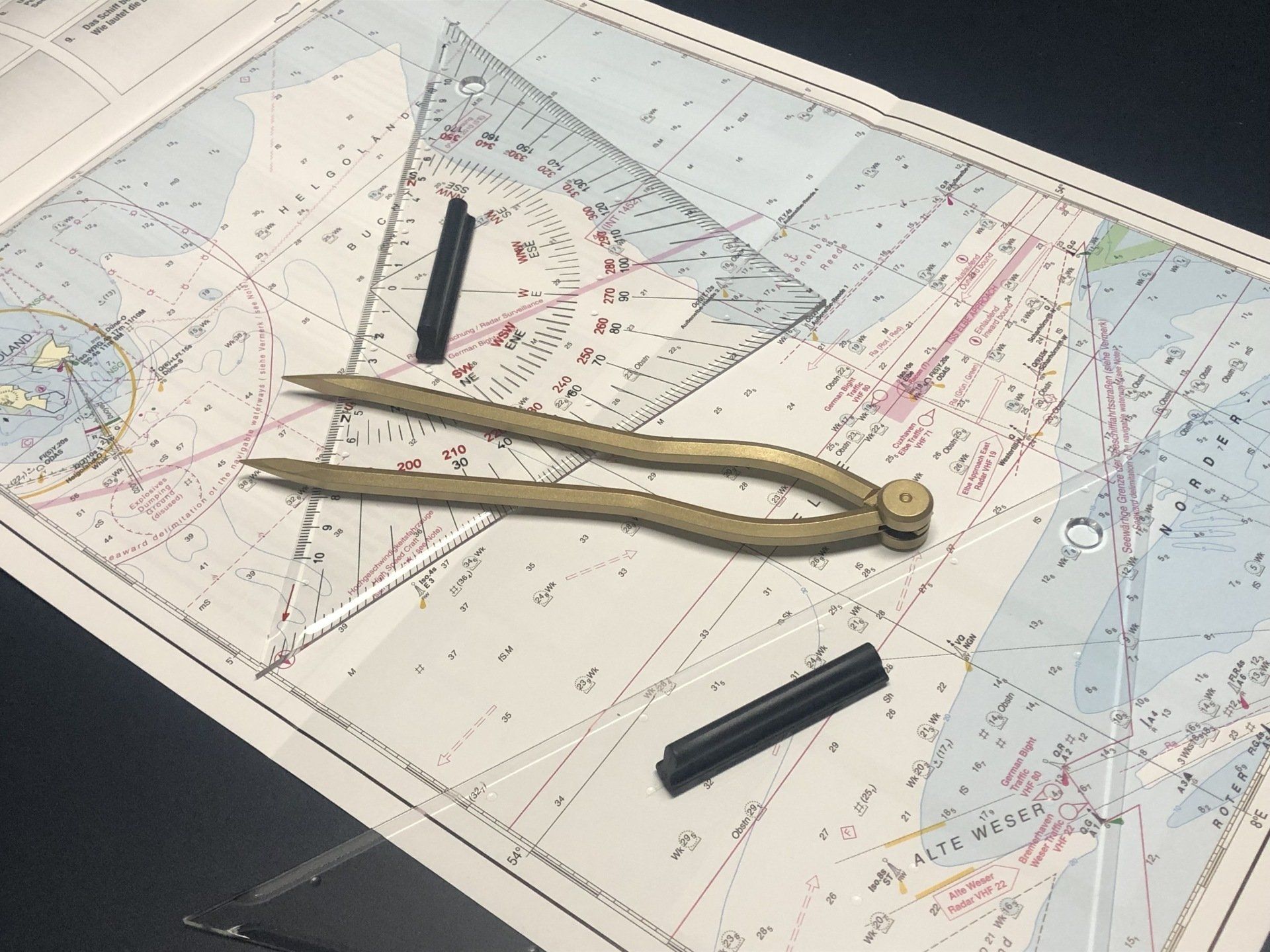 Navigationsaufgabe mit Navigationsbesteck Seekarte SBF See mit Kursdreieck, Verschiebedreieck und See-Zirkel