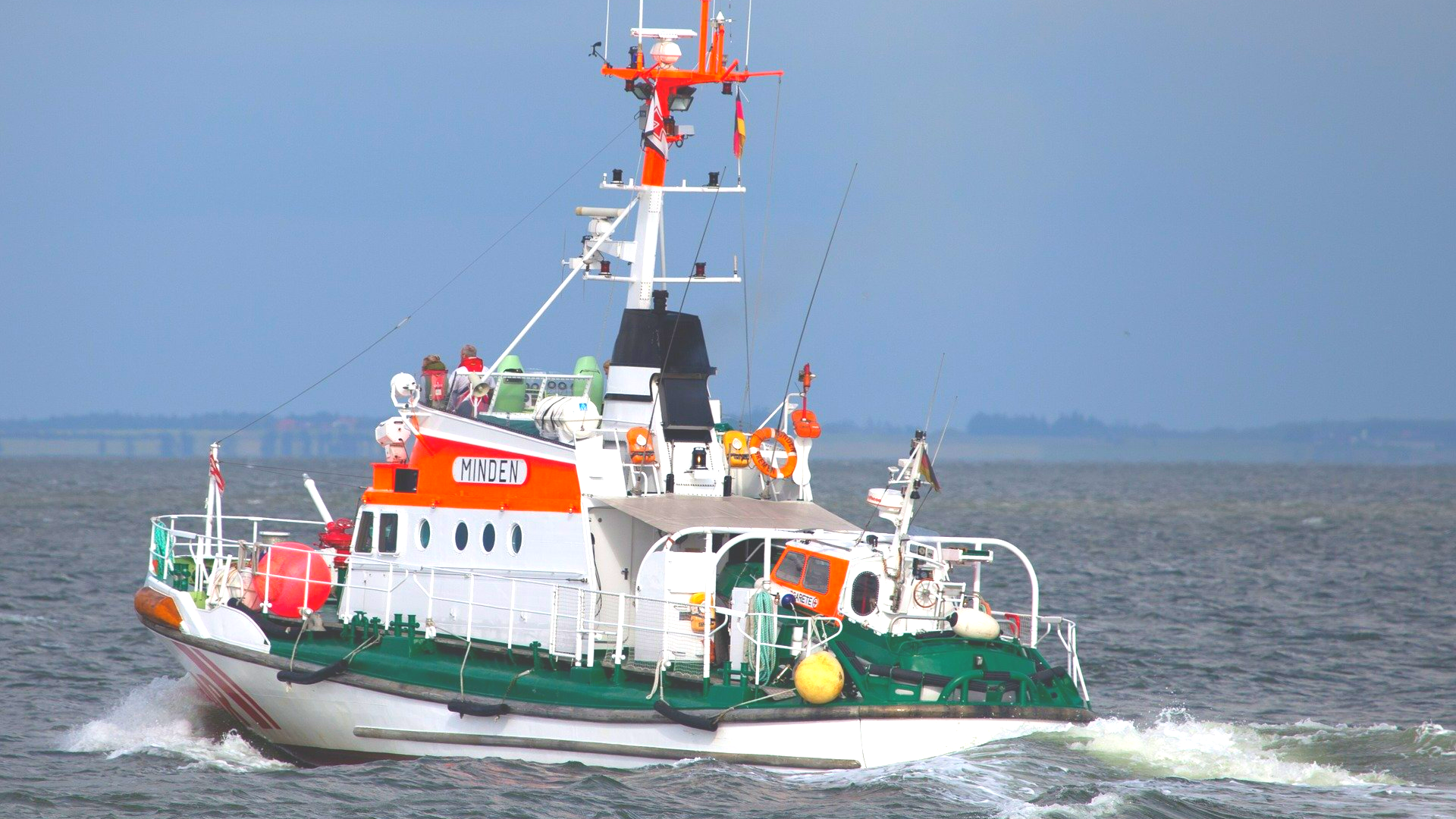 Seenotrettungskreuzer der DGzRS in Fahrt