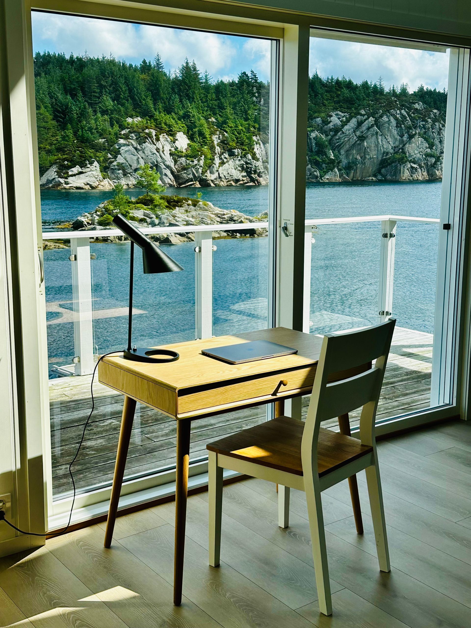 Einer der beiden Schreibtische