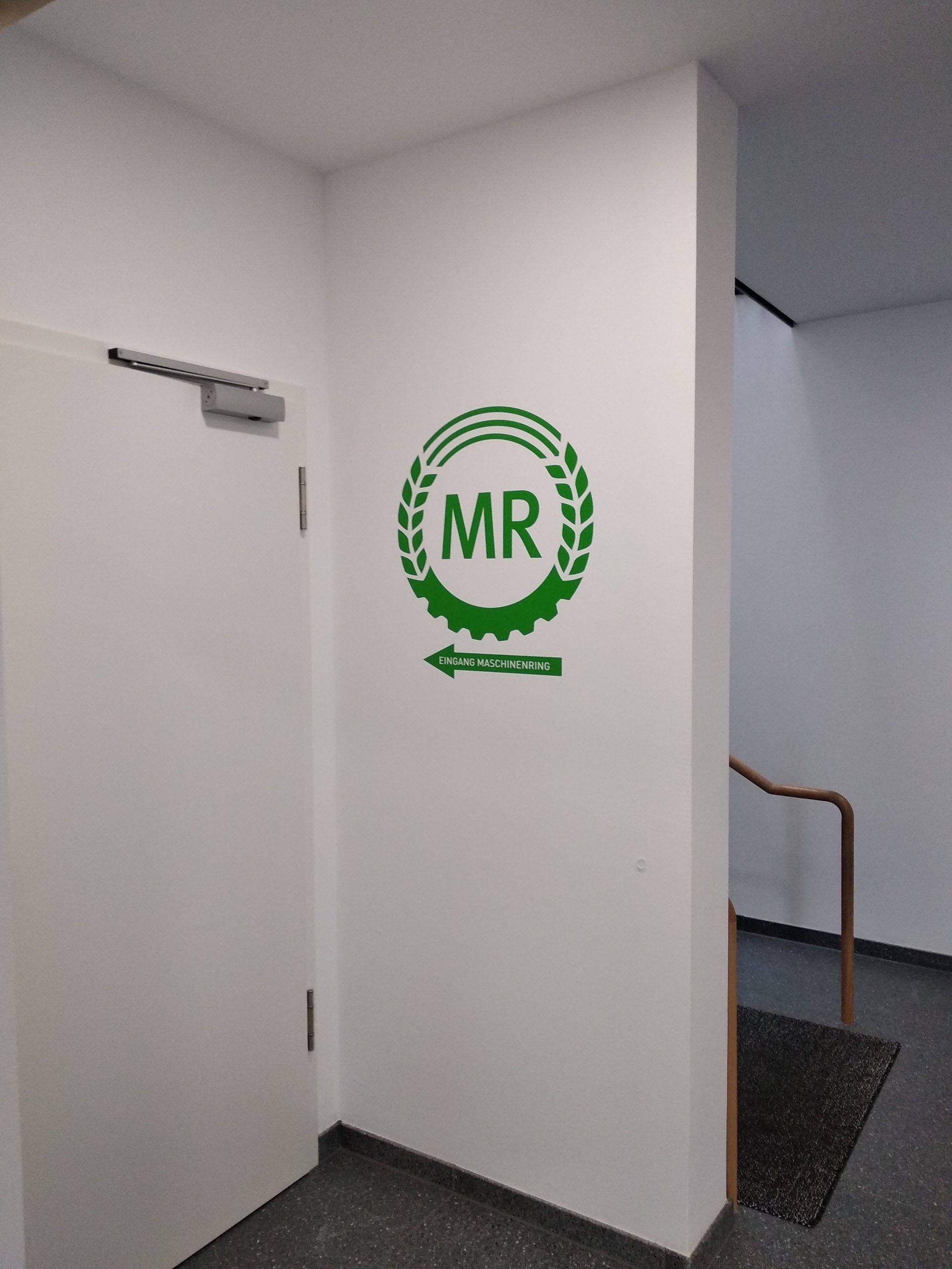 Firmenlogo mit Wand-Folie realisiert