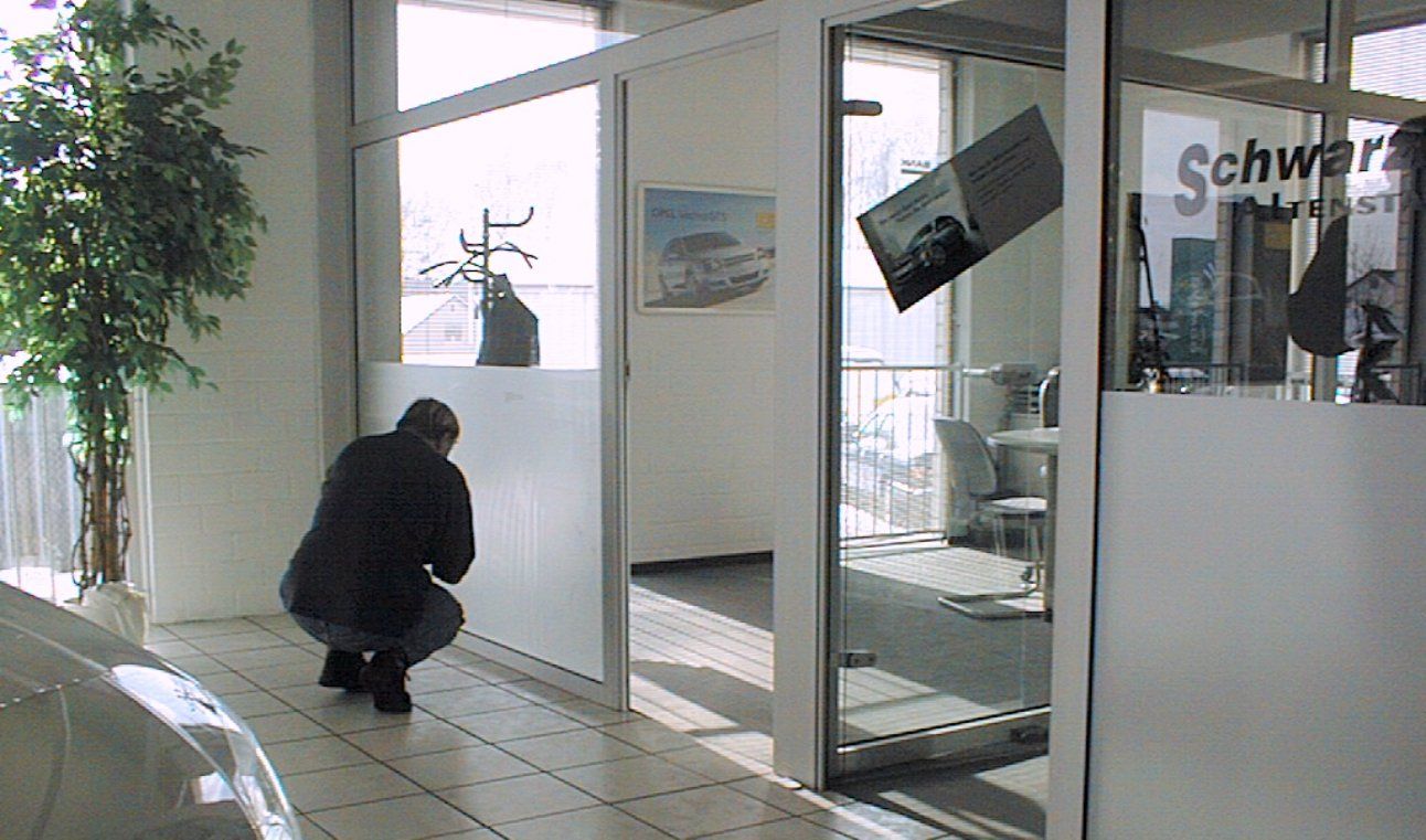 Montage Sichtschutz mit Glasdekorfolie