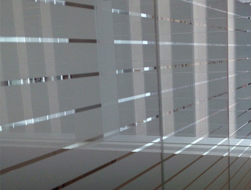 Milchglasfolie: Streifen als Sichtschutz