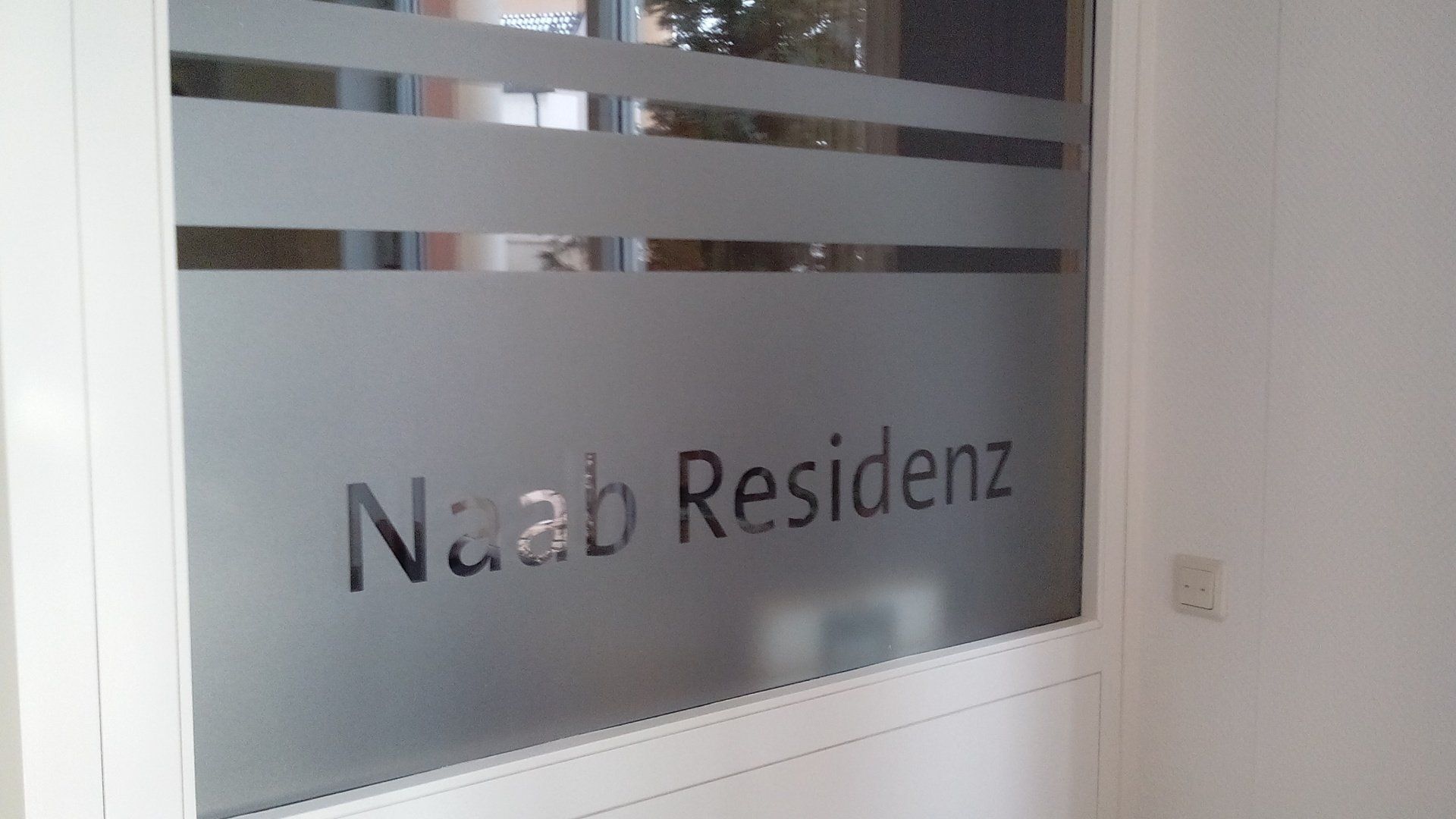 Milchglasfolie mit Logo / Schriftzug