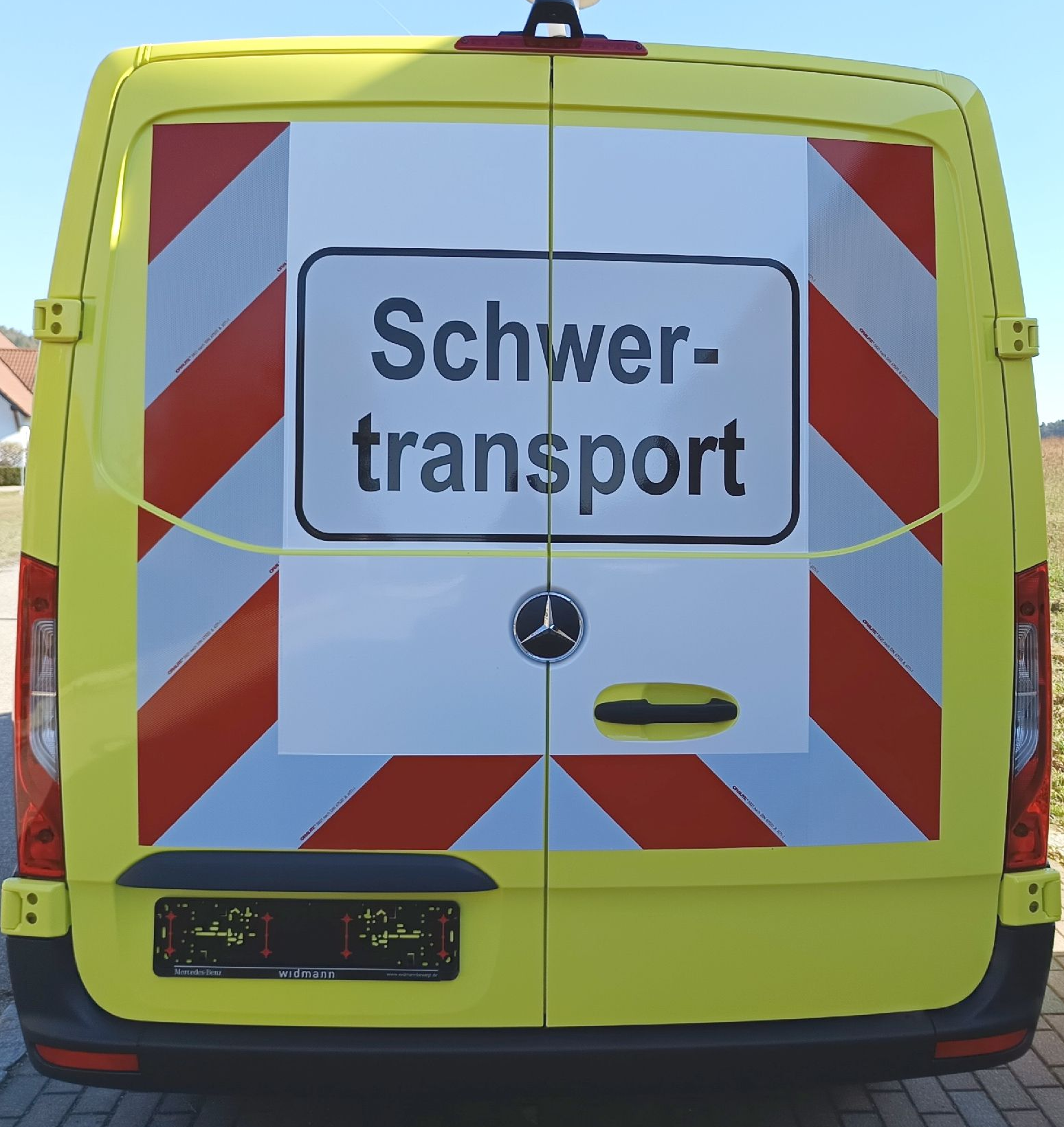 Beschriftung mit Reflektierenden Folien für Schwertransport Begleitfahrzeug nach DIN
