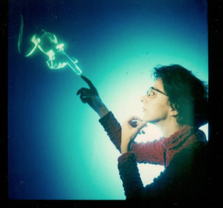 Monika Fleischmann mit Datenhandschuh: Der göttliche Funke. ART+COM 1992