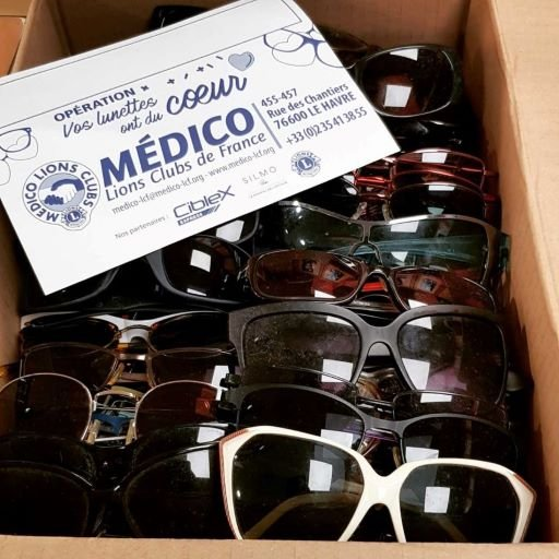 un carton prêt à l'envoi don medico lions club recyclage de monture de lunettes don humanitaire