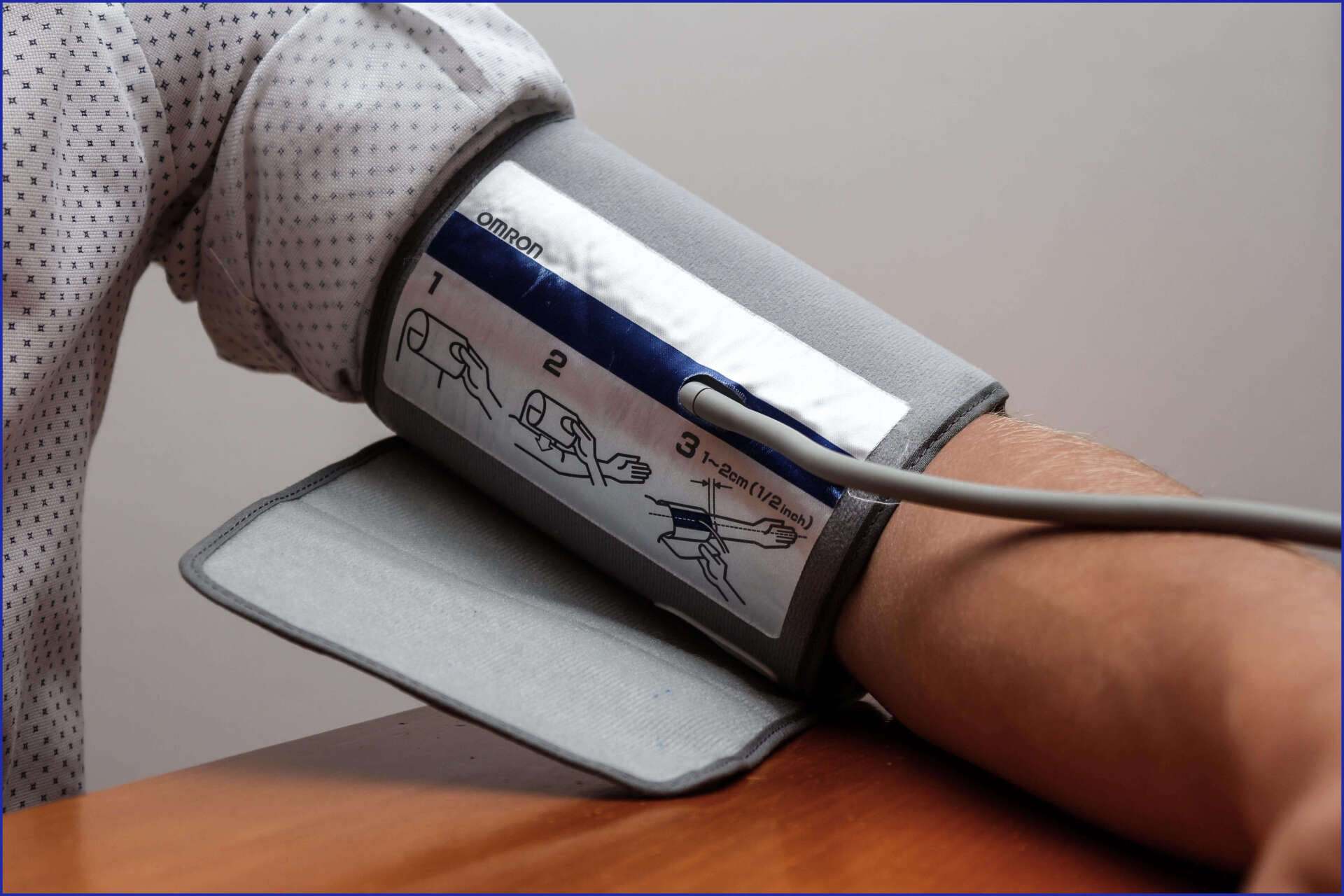 Appareil de tensiomètre numérique pour l'équipe Telecare pour les soins aux personnes âgées, Therapy Self-Care.