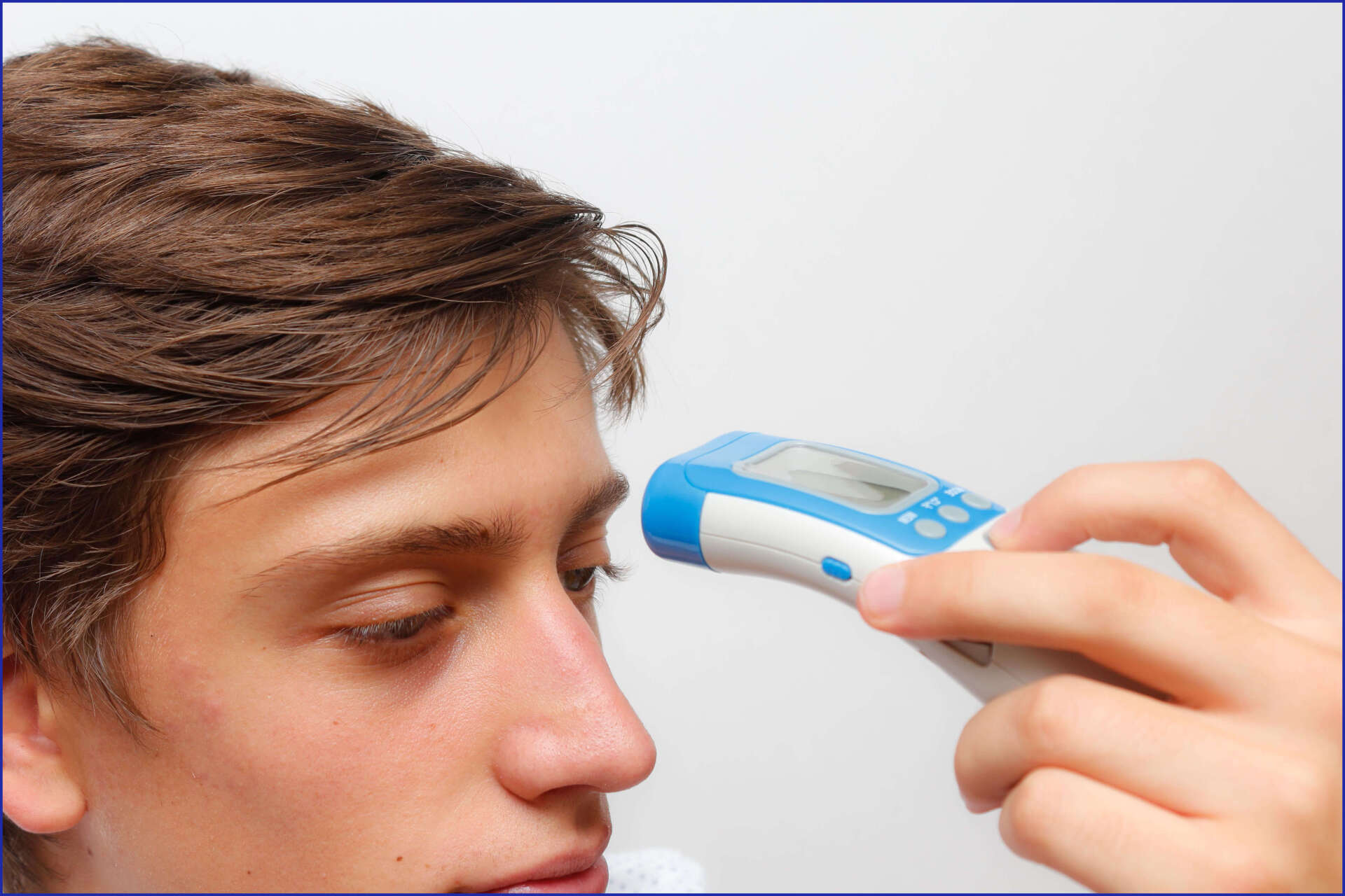 Appareil thermomètre numérique infrarouge pour l'équipe Telecare pour les soins aux personnes âgées, thérapie d'auto-soins.