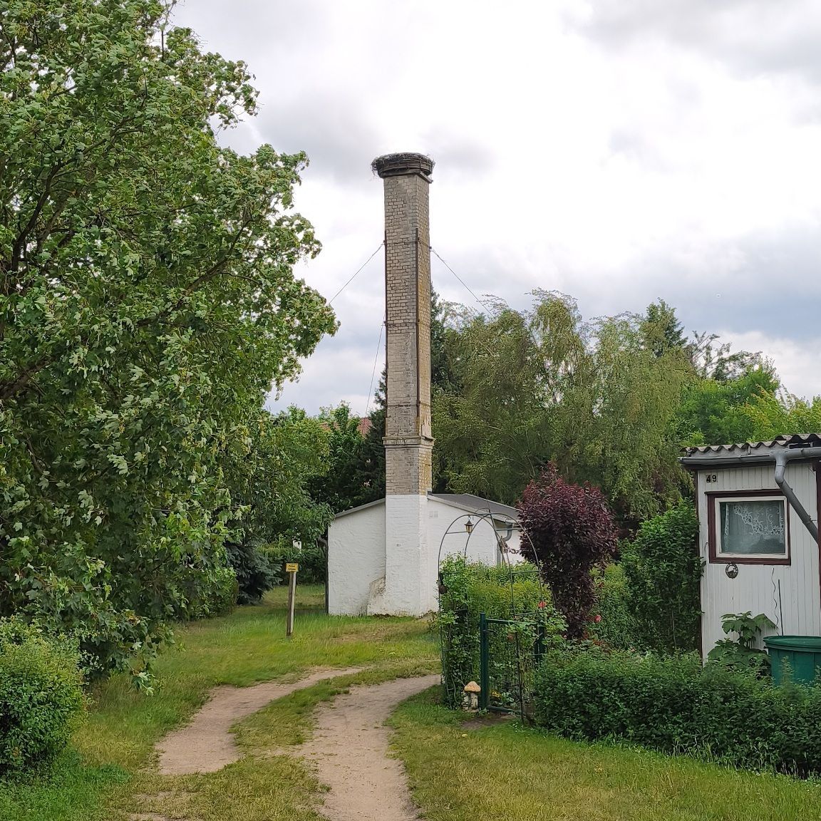 Bild: Das Storchennest ist wieder angebracht. Bild: Das Storchennest ist wieder angebracht.