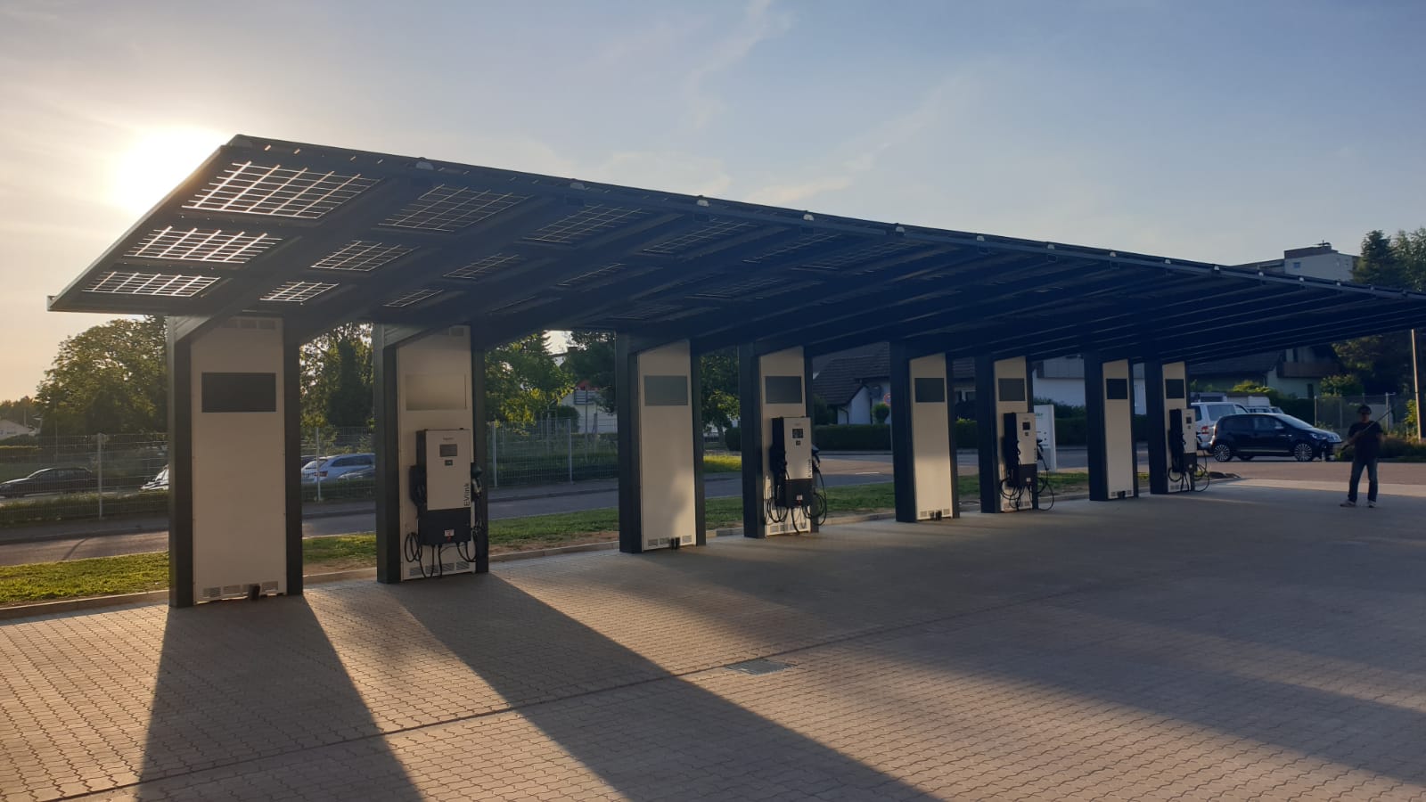 Äpfel, Akzeptanz, Anlagendesign, aufgeständerte Unterkonstruktion, Bewirtschaf-tung, Direktvermarktung, doppelte Landnutzung, Dürreschäden, Eigenstromver-brauch, Energiewende, Ertragsprognose, Flächendruck, Flächeneffizienz, Folienüber-dachung, Frostschäden, Genehmigungsprozesse, Hagelschäden, Hagelschutznetze, intensive Ackerkulturen, Klimawandel, Landschaftsästhetik, Landschaftsattraktivität, Landschaftsschutz, landwirtschaftliche Hauptnutzung, Lichtverfügbarkeit, Marktfähig-keit, Naturschutz, Fotosynthese, Pilotanlagen, privilegierte Vorhaben, ressourceneffi-ziente Landnutzung, Semitransparent, Sonnenbrand, Starkregen, Strombörse, Syner-getische Integration, Tracker, Wassermanagement, Wasserverfügbarkeit, zusätzliche Solarstromproduktion, zusätzliches Einkommen, EEG-Förderung, Ertragssteigerungen, Beeren, Wein, Gemüse, Modulbreite, Bilanzkreis, Ackerkulturen, Gesamtproduktivität, anzulegender Wert, dienende Funktion, Netzbetreiber, Ernteausfälle, zusätzliche Ein-kommensquelle, Reihenabstand, gartenbauliche, Kulturen, Sonderkulturen, lichte Hö-he, überragendes öffentliches, Interesse, Rammung, Erzeugungsprognose, Über-schusseinspeisung, Marktpreis, Neigungswinkel, Wechselrichter, Fernsteuerbarkeit, Bodenversiegelung, fixe Einspeisevergütung, Marktprämie, Flächendruck, PV, Photo-voltaik, Solar, PV-Anlage, Photovoltaik-Anlage, Photovoltaik Anlage, AgriPV, AgriPV, Agrar-PV, Agrar-PV, Agrar-Photovoltaik, Agrar Photovoltaik, Module, Unterkonstrukti-on, Landwirtschaft, Land, grün, Bauern, Obstanbau, Obst, Energie, erneuerbare Ener-gie, PV, Carports, Tracker, geführt, statisch, Deutschland, PV-Firma, PV Firma, Agrar, Pflanzenkultur, Himbeere, Wein, Obst, Apfel