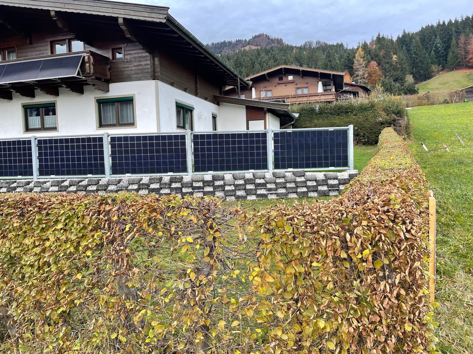 Äpfel, Akzeptanz, Anlagendesign, aufgeständerte Unterkonstruktion, Bewirtschaf-tung, Direktvermarktung, doppelte Landnutzung, Dürreschäden, Eigenstromver-brauch, Energiewende, Ertragsprognose, Flächendruck, Flächeneffizienz, Folienüber-dachung, Frostschäden, Genehmigungsprozesse, Hagelschäden, Hagelschutznetze, intensive Ackerkulturen, Klimawandel, Landschaftsästhetik, Landschaftsattraktivität, Landschaftsschutz, landwirtschaftliche Hauptnutzung, Lichtverfügbarkeit, Marktfähig-keit, Naturschutz, Fotosynthese, Pilotanlagen, privilegierte Vorhaben, ressourceneffi-ziente Landnutzung, Semitransparent, Sonnenbrand, Starkregen, Strombörse, Syner-getische Integration, Tracker, Wassermanagement, Wasserverfügbarkeit, zusätzliche Solarstromproduktion, zusätzliches Einkommen, EEG-Förderung, Ertragssteigerungen, Beeren, Wein, Gemüse, Modulbreite, Bilanzkreis, Ackerkulturen, Gesamtproduktivität, anzulegender Wert, dienende Funktion, Netzbetreiber, Ernteausfälle, zusätzliche Ein-kommensquelle, Reihenabstand, gartenbauliche, Kulturen, Sonderkulturen, lichte Hö-he, überragendes öffentliches, Interesse, Rammung, Erzeugungsprognose, Über-schusseinspeisung, Marktpreis, Neigungswinkel, Wechselrichter, Fernsteuerbarkeit, Bodenversiegelung, fixe Einspeisevergütung, Marktprämie, Flächendruck, PV, Photo-voltaik, Solar, PV-Anlage, Photovoltaik-Anlage, Photovoltaik Anlage, AgriPV, AgriPV, Agrar-PV, Agrar-PV, Agrar-Photovoltaik, Agrar Photovoltaik, Module, Unterkonstrukti-on, Landwirtschaft, Land, grün, Bauern, Obstanbau, Obst, Energie, erneuerbare Ener-gie, PV, Carports, Tracker, geführt, statisch, Deutschland, PV-Firma, PV Firma, Agrar, Pflanzenkultur, Himbeere, Wein, Obst, Apfel