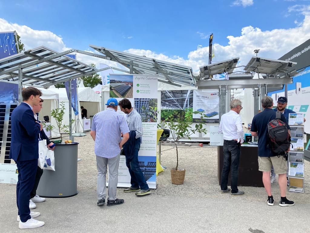 Äpfel, Akzeptanz, Anlagendesign, aufgeständerte Unterkonstruktion, Bewirtschaf-tung, Direktvermarktung, doppelte Landnutzung, Dürreschäden, Eigenstromver-brauch, Energiewende, Ertragsprognose, Flächendruck, Flächeneffizienz, Folienüber-dachung, Frostschäden, Genehmigungsprozesse, Hagelschäden, Hagelschutznetze, intensive Ackerkulturen, Klimawandel, Landschaftsästhetik, Landschaftsattraktivität, Landschaftsschutz, landwirtschaftliche Hauptnutzung, Lichtverfügbarkeit, Marktfähig-keit, Naturschutz, Fotosynthese, Pilotanlagen, privilegierte Vorhaben, ressourceneffi-ziente Landnutzung, Semitransparent, Sonnenbrand, Starkregen, Strombörse, Syner-getische Integration, Tracker, Wassermanagement, Wasserverfügbarkeit, zusätzliche Solarstromproduktion, zusätzliches Einkommen, EEG-Förderung, Ertragssteigerungen, Beeren, Wein, Gemüse, Modulbreite, Bilanzkreis, Ackerkulturen, Gesamtproduktivität, anzulegender Wert, dienende Funktion, Netzbetreiber, Ernteausfälle, zusätzliche Ein-kommensquelle, Reihenabstand, gartenbauliche, Kulturen, Sonderkulturen, lichte Hö-he, überragendes öffentliches, Interesse, Rammung, Erzeugungsprognose, Über-schusseinspeisung, Marktpreis, Neigungswinkel, Wechselrichter, Fernsteuerbarkeit, Bodenversiegelung, fixe Einspeisevergütung, Marktprämie, Flächendruck, PV, Photo-voltaik, Solar, PV-Anlage, Photovoltaik-Anlage, Photovoltaik Anlage, AgriPV, AgriPV, Agrar-PV, Agrar-PV, Agrar-Photovoltaik, Agrar Photovoltaik, Module, Unterkonstrukti-on, Landwirtschaft, Land, grün, Bauern, Obstanbau, Obst, Energie, erneuerbare Ener-gie, PV, Carports, Tracker, geführt, statisch, Deutschland, PV-Firma, PV Firma, Agrar, Pflanzenkultur, Himbeere, Wein, Obst, Apfel