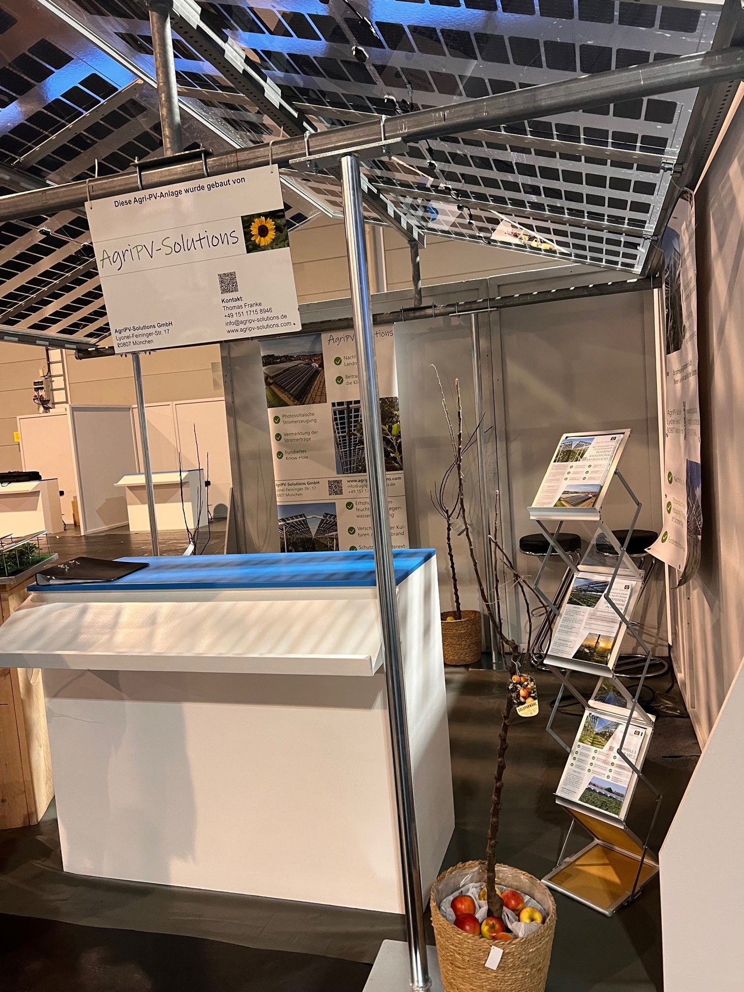 Äpfel, Akzeptanz, Anlagendesign, aufgeständerte Unterkonstruktion, Bewirtschaf-tung, Direktvermarktung, doppelte Landnutzung, Dürreschäden, Eigenstromver-brauch, Energiewende, Ertragsprognose, Flächendruck, Flächeneffizienz, Folienüber-dachung, Frostschäden, Genehmigungsprozesse, Hagelschäden, Hagelschutznetze, intensive Ackerkulturen, Klimawandel, Landschaftsästhetik, Landschaftsattraktivität, Landschaftsschutz, landwirtschaftliche Hauptnutzung, Lichtverfügbarkeit, Marktfähig-keit, Naturschutz, Fotosynthese, Pilotanlagen, privilegierte Vorhaben, ressourceneffi-ziente Landnutzung, Semitransparent, Sonnenbrand, Starkregen, Strombörse, Syner-getische Integration, Tracker, Wassermanagement, Wasserverfügbarkeit, zusätzliche Solarstromproduktion, zusätzliches Einkommen, EEG-Förderung, Ertragssteigerungen, Beeren, Wein, Gemüse, Modulbreite, Bilanzkreis, Ackerkulturen, Gesamtproduktivität, anzulegender Wert, dienende Funktion, Netzbetreiber, Ernteausfälle, zusätzliche Ein-kommensquelle, Reihenabstand, gartenbauliche, Kulturen, Sonderkulturen, lichte Hö-he, überragendes öffentliches, Interesse, Rammung, Erzeugungsprognose, Über-schusseinspeisung, Marktpreis, Neigungswinkel, Wechselrichter, Fernsteuerbarkeit, Bodenversiegelung, fixe Einspeisevergütung, Marktprämie, Flächendruck, PV, Photo-voltaik, Solar, PV-Anlage, Photovoltaik-Anlage, Photovoltaik Anlage, AgriPV, AgriPV, Agrar-PV, Agrar-PV, Agrar-Photovoltaik, Agrar Photovoltaik, Module, Unterkonstrukti-on, Landwirtschaft, Land, grün, Bauern, Obstanbau, Obst, Energie, erneuerbare Ener-gie, PV, Carports, Tracker, geführt, statisch, Deutschland, PV-Firma, PV Firma, Agrar, Pflanzenkultur, Himbeere, Wein, Obst, Apfel