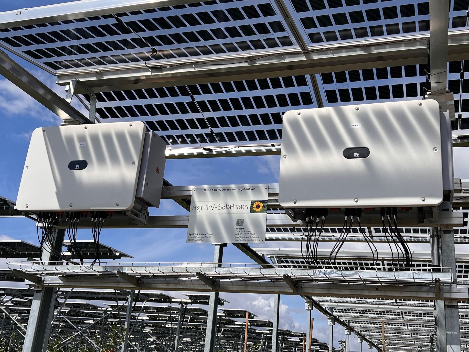 Äpfel, Akzeptanz, Anlagendesign, aufgeständerte Unterkonstruktion, Bewirtschaftung, Di-rektvermarktung, doppelte Landnutzung, Dürreschäden, Eigenstromverbrauch, Energie-wende, Ertragsprognose, Flächendruck, Flächeneffizienz, Folienüberdachung, Frostschä-den, Genehmigungsprozesse, Hagelschäden, Hagelschutznetze, intensive Ackerkulturen, Klimawandel, Landschaftsästhetik, Landschaftsattraktivität, Landschaftsschutz, landwirt-schaftliche Hauptnutzung, Lichtverfügbarkeit, Marktfähigkeit, Naturschutz, Fotosynthese, Pilotanlagen, privilegierte Vorhaben, ressourceneffiziente Landnutzung, Semitransparent, Sonnenbrand, Starkregen, Strombörse, Synergetische Integration, Tracker, Wasserma-nagement, Wasserverfügbarkeit, zusätzliche Solarstromproduktion, zusätzliches Einkom-men, EEG-Förderung, Ertragssteigerungen, Beeren, Wein, Gemüse, Modulbreite, Bilanz-kreis, Ackerkulturen, Gesamtproduktivität, anzulegender Wert, dienende Funktion, Netzbe-treiber, Ernteausfälle, zusätzliche Einkommensquelle, Reihenabstand, gartenbauliche, Kul-turen, Sonderkulturen, lichte Höhe, überragendes öffentliches, Interesse, Rammung, Er-zeugungsprognose, Überschusseinspeisung, Marktpreis, Neigungswinkel, Wechselrichter, Fernsteuerbarkeit, Bodenversiegelung, fixe Einspeisevergütung, Marktprämie, Flächen-druck, PV, Photovoltaik, Solar, PV-Anlage, Photovoltaik-Anlage, Photovoltaik Anlage, Ag-riPV, AgriPV, Agrar-PV, Agrar-PV, Agrar-Photovoltaik, Agrar Photovoltaik, Module, Unter-konstruktion, Landwirtschaft, Land, grün, Bauern, Obstanbau, Obst, Energie, erneuerbare Energie, PV, Carports, Tracker, geführt, statisch, Deutschland, PV-Firma, PV Firma, Agrar, Pflanzenkultur, Himbeere, Wein, Obst, Apfel