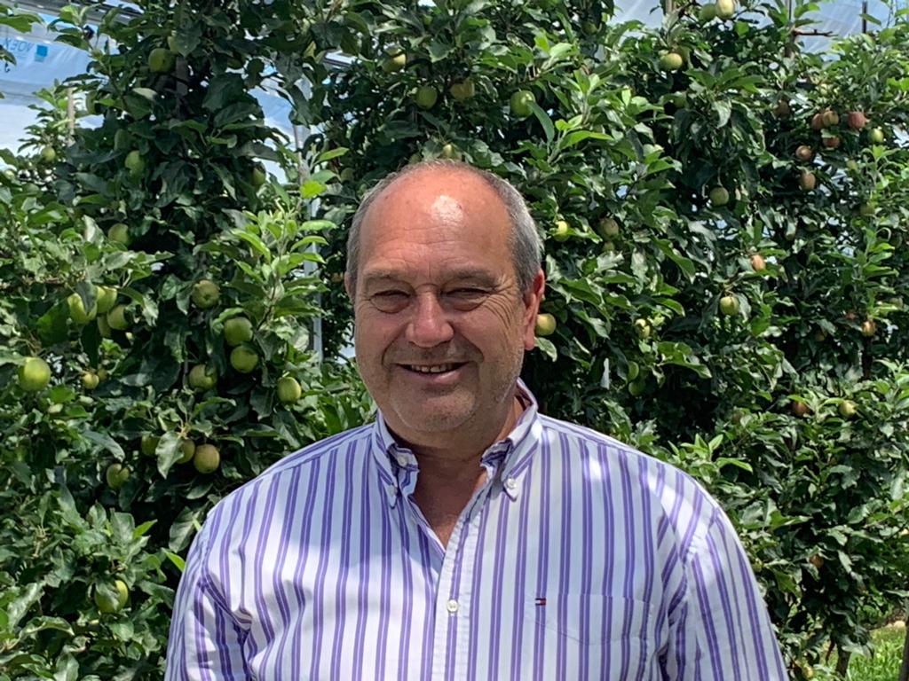 Äpfel, Akzeptanz, Anlagendesign, aufgeständerte Unterkonstruktion, Bewirtschaf-tung, Direktvermarktung, doppelte Landnutzung, Dürreschäden, Eigenstromver-brauch, Energiewende, Ertragsprognose, Flächendruck, Flächeneffizienz, Folienüber-dachung, Frostschäden, Genehmigungsprozesse, Hagelschäden, Hagelschutznetze, intensive Ackerkulturen, Klimawandel, Landschaftsästhetik, Landschaftsattraktivität, Landschaftsschutz, landwirtschaftliche Hauptnutzung, Lichtverfügbarkeit, Marktfähig-keit, Naturschutz, Fotosynthese, Pilotanlagen, privilegierte Vorhaben, ressourceneffi-ziente Landnutzung, Semitransparent, Sonnenbrand, Starkregen, Strombörse, Syner-getische Integration, Tracker, Wassermanagement, Wasserverfügbarkeit, zusätzliche Solarstromproduktion, zusätzliches Einkommen, EEG-Förderung, Ertragssteigerungen, Beeren, Wein, Gemüse, Modulbreite, Bilanzkreis, Ackerkulturen, Gesamtproduktivität, anzulegender Wert, dienende Funktion, Netzbetreiber, Ernteausfälle, zusätzliche Ein-kommensquelle, Reihenabstand, gartenbauliche, Kulturen, Sonderkulturen, lichte Hö-he, überragendes öffentliches, Interesse, Rammung, Erzeugungsprognose, Über-schusseinspeisung, Marktpreis, Neigungswinkel, Wechselrichter, Fernsteuerbarkeit, Bodenversiegelung, fixe Einspeisevergütung, Marktprämie, Flächendruck, PV, Photo-voltaik, Solar, PV-Anlage, Photovoltaik-Anlage, Photovoltaik Anlage, AgriPV, AgriPV, Agrar-PV, Agrar-PV, Agrar-Photovoltaik, Agrar Photovoltaik, Module, Unterkonstrukti-on, Landwirtschaft, Land, grün, Bauern, Obstanbau, Obst, Energie, erneuerbare Ener-gie, PV, Carports, Tracker, geführt, statisch, Deutschland, PV-Firma, PV Firma, Agrar, Pflanzenkultur, Himbeere, Wein, Obst, Apfel