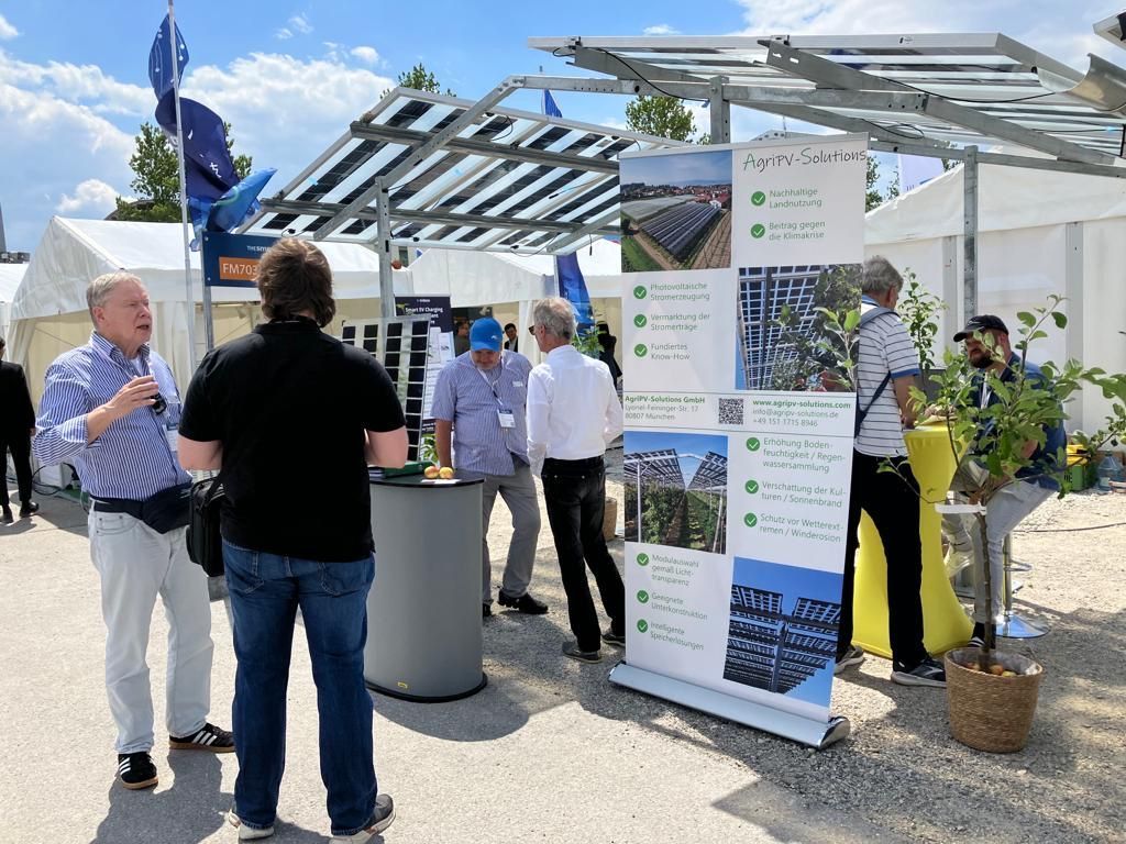 Äpfel, Akzeptanz, Anlagendesign, aufgeständerte Unterkonstruktion, Bewirtschaf-tung, Direktvermarktung, doppelte Landnutzung, Dürreschäden, Eigenstromver-brauch, Energiewende, Ertragsprognose, Flächendruck, Flächeneffizienz, Folienüber-dachung, Frostschäden, Genehmigungsprozesse, Hagelschäden, Hagelschutznetze, intensive Ackerkulturen, Klimawandel, Landschaftsästhetik, Landschaftsattraktivität, Landschaftsschutz, landwirtschaftliche Hauptnutzung, Lichtverfügbarkeit, Marktfähig-keit, Naturschutz, Fotosynthese, Pilotanlagen, privilegierte Vorhaben, ressourceneffi-ziente Landnutzung, Semitransparent, Sonnenbrand, Starkregen, Strombörse, Syner-getische Integration, Tracker, Wassermanagement, Wasserverfügbarkeit, zusätzliche Solarstromproduktion, zusätzliches Einkommen, EEG-Förderung, Ertragssteigerungen, Beeren, Wein, Gemüse, Modulbreite, Bilanzkreis, Ackerkulturen, Gesamtproduktivität, anzulegender Wert, dienende Funktion, Netzbetreiber, Ernteausfälle, zusätzliche Ein-kommensquelle, Reihenabstand, gartenbauliche, Kulturen, Sonderkulturen, lichte Hö-he, überragendes öffentliches, Interesse, Rammung, Erzeugungsprognose, Über-schusseinspeisung, Marktpreis, Neigungswinkel, Wechselrichter, Fernsteuerbarkeit, Bodenversiegelung, fixe Einspeisevergütung, Marktprämie, Flächendruck, PV, Photo-voltaik, Solar, PV-Anlage, Photovoltaik-Anlage, Photovoltaik Anlage, AgriPV, AgriPV, Agrar-PV, Agrar-PV, Agrar-Photovoltaik, Agrar Photovoltaik, Module, Unterkonstrukti-on, Landwirtschaft, Land, grün, Bauern, Obstanbau, Obst, Energie, erneuerbare Ener-gie, PV, Carports, Tracker, geführt, statisch, Deutschland, PV-Firma, PV Firma, Agrar, Pflanzenkultur, Himbeere, Wein, Obst, Apfel