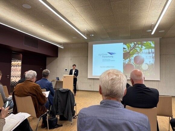 Äpfel, Akzeptanz, Anlagendesign, aufgeständerte Unterkonstruktion, Bewirtschaftung, Di-rektvermarktung, doppelte Landnutzung, Dürreschäden, Eigenstromverbrauch, Energie-wende, Ertragsprognose, Flächendruck, Flächeneffizienz, Folienüberdachung, Frostschä-den, Genehmigungsprozesse, Hagelschäden, Hagelschutznetze, intensive Ackerkulturen, Klimawandel, Landschaftsästhetik, Landschaftsattraktivität, Landschaftsschutz, landwirt-schaftliche Hauptnutzung, Lichtverfügbarkeit, Marktfähigkeit, Naturschutz, Fotosynthese, Pilotanlagen, privilegierte Vorhaben, ressourceneffiziente Landnutzung, Semitransparent, Sonnenbrand, Starkregen, Strombörse, Synergetische Integration, Tracker, Wasserma-nagement, Wasserverfügbarkeit, zusätzliche Solarstromproduktion, zusätzliches Einkom-men, EEG-Förderung, Ertragssteigerungen, Beeren, Wein, Gemüse, Modulbreite, Bilanz-kreis, Ackerkulturen, Gesamtproduktivität, anzulegender Wert, dienende Funktion, Netzbe-treiber, Ernteausfälle, zusätzliche Einkommensquelle, Reihenabstand, gartenbauliche, Kul-turen, Sonderkulturen, lichte Höhe, überragendes öffentliches, Interesse, Rammung, Er-zeugungsprognose, Überschusseinspeisung, Marktpreis, Neigungswinkel, Wechselrichter, Fernsteuerbarkeit, Bodenversiegelung, fixe Einspeisevergütung, Marktprämie, Flächen-druck, PV, Photovoltaik, Solar, PV-Anlage, Photovoltaik-Anlage, Photovoltaik Anlage, Ag-riPV, AgriPV, Agrar-PV, Agrar-PV, Agrar-Photovoltaik, Agrar Photovoltaik, Module, Unter-konstruktion, Landwirtschaft, Land, grün, Bauern, Obstanbau, Obst, Energie, erneuerbare Energie, PV, Carports, Tracker, geführt, statisch, Deutschland, PV-Firma, PV Firma, Agrar, Pflanzenkultur, Himbeere, Wein, Obst, Apfel