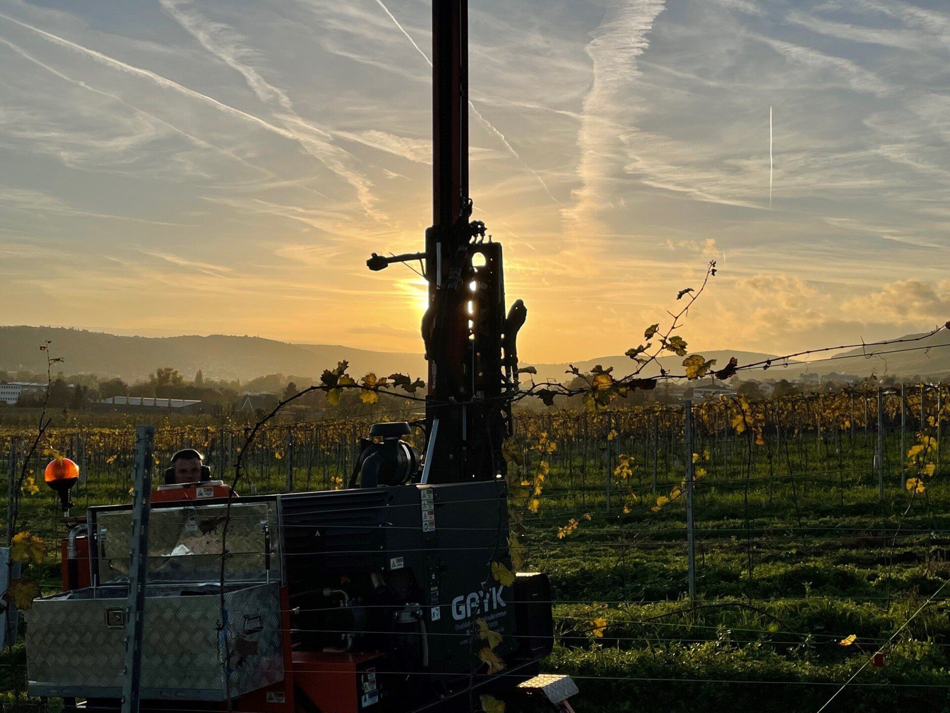 Äpfel, Akzeptanz, Anlagendesign, aufgeständerte Unterkonstruktion, Bewirtschaf-tung, Direktvermarktung, doppelte Landnutzung, Dürreschäden, Eigenstromver-brauch, Energiewende, Ertragsprognose, Flächendruck, Flächeneffizienz, Folienüber-dachung, Frostschäden, Genehmigungsprozesse, Hagelschäden, Hagelschutznetze, intensive Ackerkulturen, Klimawandel, Landschaftsästhetik, Landschaftsattraktivität, Landschaftsschutz, landwirtschaftliche Hauptnutzung, Lichtverfügbarkeit, Marktfähig-keit, Naturschutz, Fotosynthese, Pilotanlagen, privilegierte Vorhaben, ressourceneffi-ziente Landnutzung, Semitransparent, Sonnenbrand, Starkregen, Strombörse, Syner-getische Integration, Tracker, Wassermanagement, Wasserverfügbarkeit, zusätzliche Solarstromproduktion, zusätzliches Einkommen, EEG-Förderung, Ertragssteigerungen, Beeren, Wein, Gemüse, Modulbreite, Bilanzkreis, Ackerkulturen, Gesamtproduktivität, anzulegender Wert, dienende Funktion, Netzbetreiber, Ernteausfälle, zusätzliche Ein-kommensquelle, Reihenabstand, gartenbauliche, Kulturen, Sonderkulturen, lichte Hö-he, überragendes öffentliches, Interesse, Rammung, Erzeugungsprognose, Über-schusseinspeisung, Marktpreis, Neigungswinkel, Wechselrichter, Fernsteuerbarkeit, Bodenversiegelung, fixe Einspeisevergütung, Marktprämie, Flächendruck, PV, Photo-voltaik, Solar, PV-Anlage, Photovoltaik-Anlage, Photovoltaik Anlage, AgriPV, AgriPV, Agrar-PV, Agrar-PV, Agrar-Photovoltaik, Agrar Photovoltaik, Module, Unterkonstrukti-on, Landwirtschaft, Land, grün, Bauern, Obstanbau, Obst, Energie, erneuerbare Ener-gie, PV, Carports, Tracker, geführt, statisch, Deutschland, PV-Firma, PV Firma, Agrar, Pflanzenkultur, Himbeere, Wein, Obst, Apfel