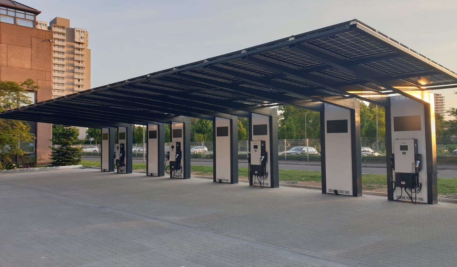 Äpfel, Akzeptanz, Anlagendesign, aufgeständerte Unterkonstruktion, Bewirtschaf-tung, Direktvermarktung, doppelte Landnutzung, Dürreschäden, Eigenstromver-brauch, Energiewende, Ertragsprognose, Flächendruck, Flächeneffizienz, Folienüber-dachung, Frostschäden, Genehmigungsprozesse, Hagelschäden, Hagelschutznetze, intensive Ackerkulturen, Klimawandel, Landschaftsästhetik, Landschaftsattraktivität, Landschaftsschutz, landwirtschaftliche Hauptnutzung, Lichtverfügbarkeit, Marktfähig-keit, Naturschutz, Fotosynthese, Pilotanlagen, privilegierte Vorhaben, ressourceneffi-ziente Landnutzung, Semitransparent, Sonnenbrand, Starkregen, Strombörse, Syner-getische Integration, Tracker, Wassermanagement, Wasserverfügbarkeit, zusätzliche Solarstromproduktion, zusätzliches Einkommen, EEG-Förderung, Ertragssteigerungen, Beeren, Wein, Gemüse, Modulbreite, Bilanzkreis, Ackerkulturen, Gesamtproduktivität, anzulegender Wert, dienende Funktion, Netzbetreiber, Ernteausfälle, zusätzliche Ein-kommensquelle, Reihenabstand, gartenbauliche, Kulturen, Sonderkulturen, lichte Hö-he, überragendes öffentliches, Interesse, Rammung, Erzeugungsprognose, Über-schusseinspeisung, Marktpreis, Neigungswinkel, Wechselrichter, Fernsteuerbarkeit, Bodenversiegelung, fixe Einspeisevergütung, Marktprämie, Flächendruck, PV, Photo-voltaik, Solar, PV-Anlage, Photovoltaik-Anlage, Photovoltaik Anlage, AgriPV, AgriPV, Agrar-PV, Agrar-PV, Agrar-Photovoltaik, Agrar Photovoltaik, Module, Unterkonstrukti-on, Landwirtschaft, Land, grün, Bauern, Obstanbau, Obst, Energie, erneuerbare Ener-gie, PV, Carports, Tracker, geführt, statisch, Deutschland, PV-Firma, PV Firma, Agrar, Pflanzenkultur, Himbeere, Wein, Obst, Apfel