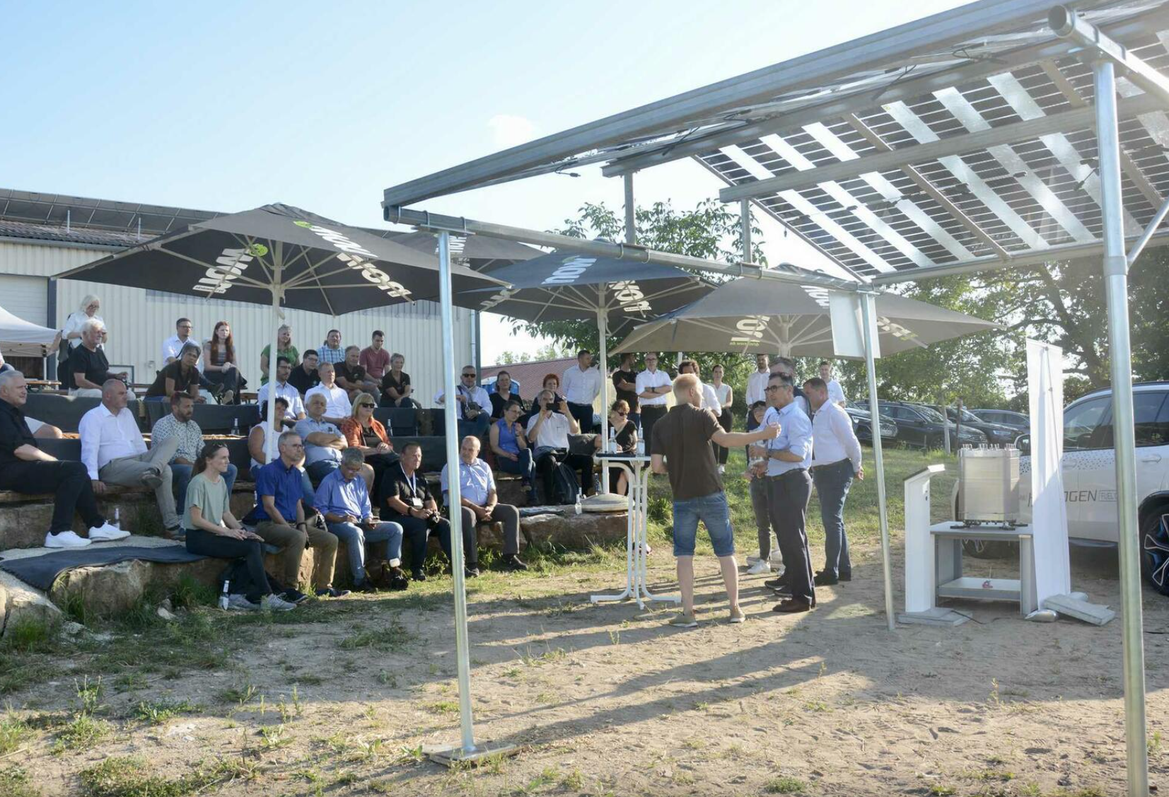 Äpfel, Akzeptanz, Anlagendesign, aufgeständerte Unterkonstruktion, Bewirtschaf-tung, Direktvermarktung, doppelte Landnutzung, Dürreschäden, Eigenstromver-brauch, Energiewende, Ertragsprognose, Flächendruck, Flächeneffizienz, Folienüber-dachung, Frostschäden, Genehmigungsprozesse, Hagelschäden, Hagelschutznetze, intensive Ackerkulturen, Klimawandel, Landschaftsästhetik, Landschaftsattraktivität, Landschaftsschutz, landwirtschaftliche Hauptnutzung, Lichtverfügbarkeit, Marktfähig-keit, Naturschutz, Fotosynthese, Pilotanlagen, privilegierte Vorhaben, ressourceneffi-ziente Landnutzung, Semitransparent, Sonnenbrand, Starkregen, Strombörse, Syner-getische Integration, Tracker, Wassermanagement, Wasserverfügbarkeit, zusätzliche Solarstromproduktion, zusätzliches Einkommen, EEG-Förderung, Ertragssteigerungen, Beeren, Wein, Gemüse, Modulbreite, Bilanzkreis, Ackerkulturen, Gesamtproduktivität, anzulegender Wert, dienende Funktion, Netzbetreiber, Ernteausfälle, zusätzliche Ein-kommensquelle, Reihenabstand, gartenbauliche, Kulturen, Sonderkulturen, lichte Hö-he, überragendes öffentliches, Interesse, Rammung, Erzeugungsprognose, Über-schusseinspeisung, Marktpreis, Neigungswinkel, Wechselrichter, Fernsteuerbarkeit, Bodenversiegelung, fixe Einspeisevergütung, Marktprämie, Flächendruck, PV, Photo-voltaik, Solar, PV-Anlage, Photovoltaik-Anlage, Photovoltaik Anlage, AgriPV, AgriPV, Agrar-PV, Agrar-PV, Agrar-Photovoltaik, Agrar Photovoltaik, Module, Unterkonstrukti-on, Landwirtschaft, Land, grün, Bauern, Obstanbau, Obst, Energie, erneuerbare Ener-gie, PV, Carports, Tracker, geführt, statisch, Deutschland, PV-Firma, PV Firma, Agrar, Pflanzenkultur, Himbeere, Wein, Obst, Apfel