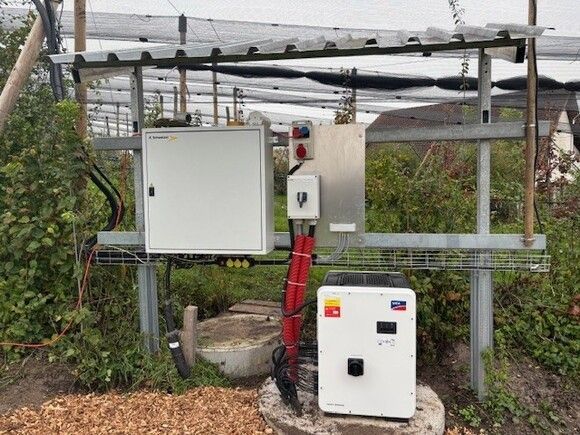 Äpfel, Akzeptanz, Anlagendesign, aufgeständerte Unterkonstruktion, Bewirtschaftung, Di-rektvermarktung, doppelte Landnutzung, Dürreschäden, Eigenstromverbrauch, Energie-wende, Ertragsprognose, Flächendruck, Flächeneffizienz, Folienüberdachung, Frostschä-den, Genehmigungsprozesse, Hagelschäden, Hagelschutznetze, intensive Ackerkulturen, Klimawandel, Landschaftsästhetik, Landschaftsattraktivität, Landschaftsschutz, landwirt-schaftliche Hauptnutzung, Lichtverfügbarkeit, Marktfähigkeit, Naturschutz, Fotosynthese, Pilotanlagen, privilegierte Vorhaben, ressourceneffiziente Landnutzung, Semitransparent, Sonnenbrand, Starkregen, Strombörse, Synergetische Integration, Tracker, Wasserma-nagement, Wasserverfügbarkeit, zusätzliche Solarstromproduktion, zusätzliches Einkom-men, EEG-Förderung, Ertragssteigerungen, Beeren, Wein, Gemüse, Modulbreite, Bilanz-kreis, Ackerkulturen, Gesamtproduktivität, anzulegender Wert, dienende Funktion, Netzbe-treiber, Ernteausfälle, zusätzliche Einkommensquelle, Reihenabstand, gartenbauliche, Kul-turen, Sonderkulturen, lichte Höhe, überragendes öffentliches, Interesse, Rammung, Er-zeugungsprognose, Überschusseinspeisung, Marktpreis, Neigungswinkel, Wechselrichter, Fernsteuerbarkeit, Bodenversiegelung, fixe Einspeisevergütung, Marktprämie, Flächen-druck, PV, Photovoltaik, Solar, PV-Anlage, Photovoltaik-Anlage, Photovoltaik Anlage, Ag-riPV, AgriPV, Agrar-PV, Agrar-PV, Agrar-Photovoltaik, Agrar Photovoltaik, Module, Unter-konstruktion, Landwirtschaft, Land, grün, Bauern, Obstanbau, Obst, Energie, erneuerbare Energie, PV, Carports, Tracker, geführt, statisch, Deutschland, PV-Firma, PV Firma, Agrar, Pflanzenkultur, Himbeere, Wein, Obst, Apfel