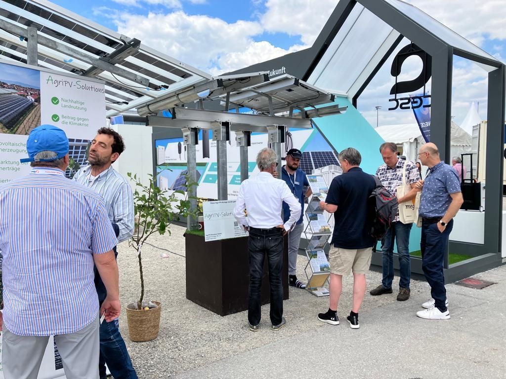 Äpfel, Akzeptanz, Anlagendesign, aufgeständerte Unterkonstruktion, Bewirtschaf-tung, Direktvermarktung, doppelte Landnutzung, Dürreschäden, Eigenstromver-brauch, Energiewende, Ertragsprognose, Flächendruck, Flächeneffizienz, Folienüber-dachung, Frostschäden, Genehmigungsprozesse, Hagelschäden, Hagelschutznetze, intensive Ackerkulturen, Klimawandel, Landschaftsästhetik, Landschaftsattraktivität, Landschaftsschutz, landwirtschaftliche Hauptnutzung, Lichtverfügbarkeit, Marktfähig-keit, Naturschutz, Fotosynthese, Pilotanlagen, privilegierte Vorhaben, ressourceneffi-ziente Landnutzung, Semitransparent, Sonnenbrand, Starkregen, Strombörse, Syner-getische Integration, Tracker, Wassermanagement, Wasserverfügbarkeit, zusätzliche Solarstromproduktion, zusätzliches Einkommen, EEG-Förderung, Ertragssteigerungen, Beeren, Wein, Gemüse, Modulbreite, Bilanzkreis, Ackerkulturen, Gesamtproduktivität, anzulegender Wert, dienende Funktion, Netzbetreiber, Ernteausfälle, zusätzliche Ein-kommensquelle, Reihenabstand, gartenbauliche, Kulturen, Sonderkulturen, lichte Hö-he, überragendes öffentliches, Interesse, Rammung, Erzeugungsprognose, Über-schusseinspeisung, Marktpreis, Neigungswinkel, Wechselrichter, Fernsteuerbarkeit, Bodenversiegelung, fixe Einspeisevergütung, Marktprämie, Flächendruck, PV, Photo-voltaik, Solar, PV-Anlage, Photovoltaik-Anlage, Photovoltaik Anlage, AgriPV, AgriPV, Agrar-PV, Agrar-PV, Agrar-Photovoltaik, Agrar Photovoltaik, Module, Unterkonstrukti-on, Landwirtschaft, Land, grün, Bauern, Obstanbau, Obst, Energie, erneuerbare Ener-gie, PV, Carports, Tracker, geführt, statisch, Deutschland, PV-Firma, PV Firma, Agrar, Pflanzenkultur, Himbeere, Wein, Obst, Apfel