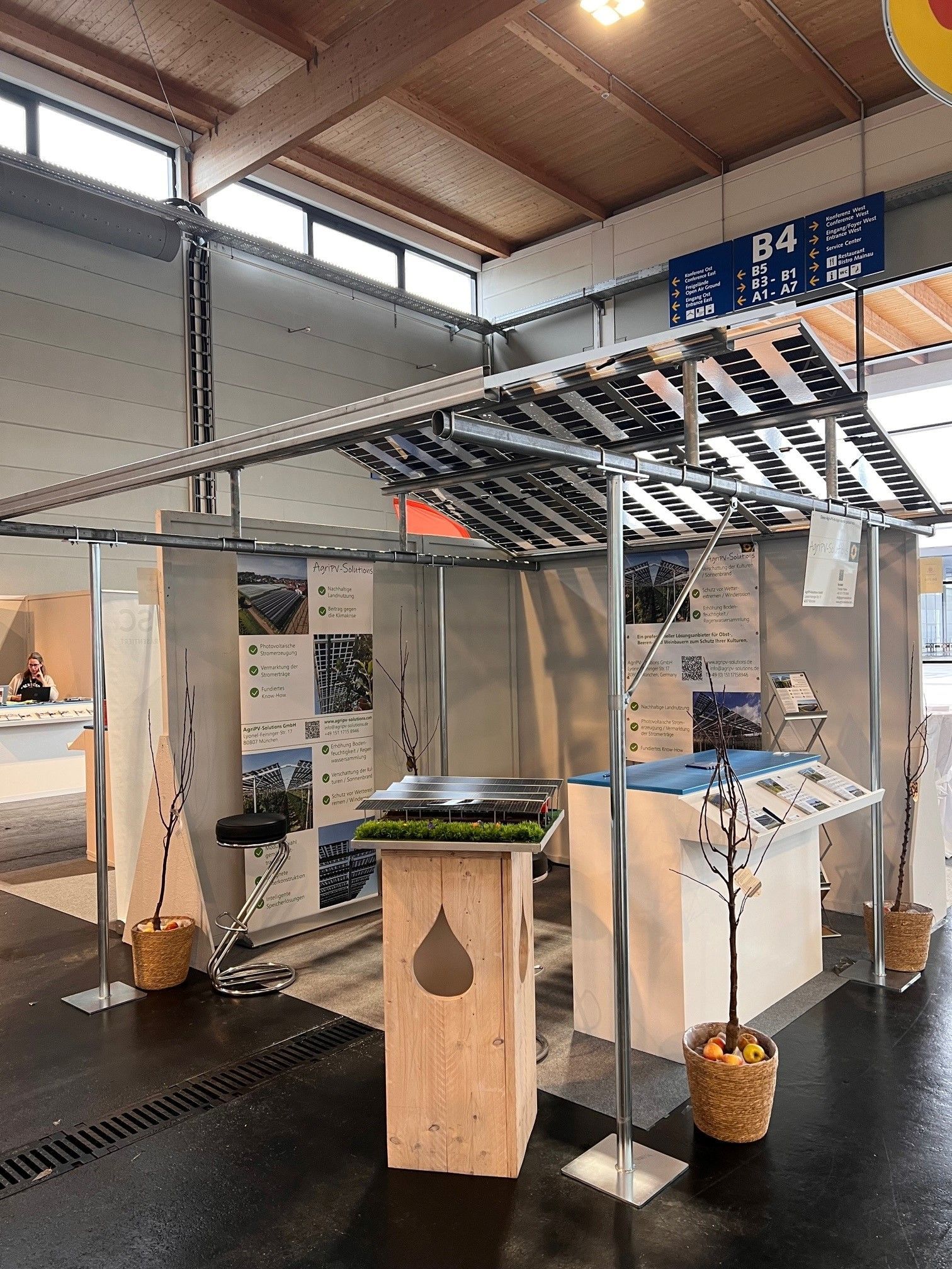 Äpfel, Akzeptanz, Anlagendesign, aufgeständerte Unterkonstruktion, Bewirtschaf-tung, Direktvermarktung, doppelte Landnutzung, Dürreschäden, Eigenstromver-brauch, Energiewende, Ertragsprognose, Flächendruck, Flächeneffizienz, Folienüber-dachung, Frostschäden, Genehmigungsprozesse, Hagelschäden, Hagelschutznetze, intensive Ackerkulturen, Klimawandel, Landschaftsästhetik, Landschaftsattraktivität, Landschaftsschutz, landwirtschaftliche Hauptnutzung, Lichtverfügbarkeit, Marktfähig-keit, Naturschutz, Fotosynthese, Pilotanlagen, privilegierte Vorhaben, ressourceneffi-ziente Landnutzung, Semitransparent, Sonnenbrand, Starkregen, Strombörse, Syner-getische Integration, Tracker, Wassermanagement, Wasserverfügbarkeit, zusätzliche Solarstromproduktion, zusätzliches Einkommen, EEG-Förderung, Ertragssteigerungen, Beeren, Wein, Gemüse, Modulbreite, Bilanzkreis, Ackerkulturen, Gesamtproduktivität, anzulegender Wert, dienende Funktion, Netzbetreiber, Ernteausfälle, zusätzliche Ein-kommensquelle, Reihenabstand, gartenbauliche, Kulturen, Sonderkulturen, lichte Hö-he, überragendes öffentliches, Interesse, Rammung, Erzeugungsprognose, Über-schusseinspeisung, Marktpreis, Neigungswinkel, Wechselrichter, Fernsteuerbarkeit, Bodenversiegelung, fixe Einspeisevergütung, Marktprämie, Flächendruck, PV, Photo-voltaik, Solar, PV-Anlage, Photovoltaik-Anlage, Photovoltaik Anlage, AgriPV, AgriPV, Agrar-PV, Agrar-PV, Agrar-Photovoltaik, Agrar Photovoltaik, Module, Unterkonstrukti-on, Landwirtschaft, Land, grün, Bauern, Obstanbau, Obst, Energie, erneuerbare Ener-gie, PV, Carports, Tracker, geführt, statisch, Deutschland, PV-Firma, PV Firma, Agrar, Pflanzenkultur, Himbeere, Wein, Obst, Apfel