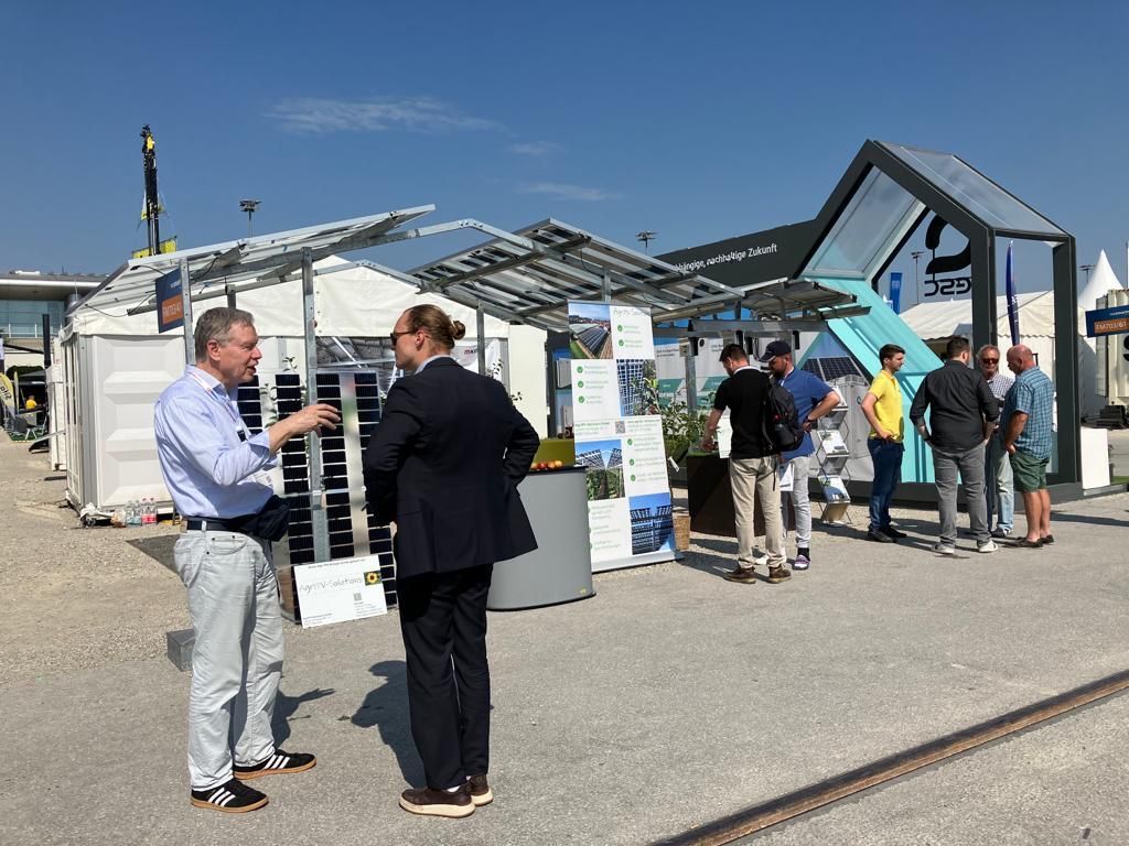 Äpfel, Akzeptanz, Anlagendesign, aufgeständerte Unterkonstruktion, Bewirtschaf-tung, Direktvermarktung, doppelte Landnutzung, Dürreschäden, Eigenstromver-brauch, Energiewende, Ertragsprognose, Flächendruck, Flächeneffizienz, Folienüber-dachung, Frostschäden, Genehmigungsprozesse, Hagelschäden, Hagelschutznetze, intensive Ackerkulturen, Klimawandel, Landschaftsästhetik, Landschaftsattraktivität, Landschaftsschutz, landwirtschaftliche Hauptnutzung, Lichtverfügbarkeit, Marktfähig-keit, Naturschutz, Fotosynthese, Pilotanlagen, privilegierte Vorhaben, ressourceneffi-ziente Landnutzung, Semitransparent, Sonnenbrand, Starkregen, Strombörse, Syner-getische Integration, Tracker, Wassermanagement, Wasserverfügbarkeit, zusätzliche Solarstromproduktion, zusätzliches Einkommen, EEG-Förderung, Ertragssteigerungen, Beeren, Wein, Gemüse, Modulbreite, Bilanzkreis, Ackerkulturen, Gesamtproduktivität, anzulegender Wert, dienende Funktion, Netzbetreiber, Ernteausfälle, zusätzliche Ein-kommensquelle, Reihenabstand, gartenbauliche, Kulturen, Sonderkulturen, lichte Hö-he, überragendes öffentliches, Interesse, Rammung, Erzeugungsprognose, Über-schusseinspeisung, Marktpreis, Neigungswinkel, Wechselrichter, Fernsteuerbarkeit, Bodenversiegelung, fixe Einspeisevergütung, Marktprämie, Flächendruck, PV, Photo-voltaik, Solar, PV-Anlage, Photovoltaik-Anlage, Photovoltaik Anlage, AgriPV, AgriPV, Agrar-PV, Agrar-PV, Agrar-Photovoltaik, Agrar Photovoltaik, Module, Unterkonstrukti-on, Landwirtschaft, Land, grün, Bauern, Obstanbau, Obst, Energie, erneuerbare Ener-gie, PV, Carports, Tracker, geführt, statisch, Deutschland, PV-Firma, PV Firma, Agrar, Pflanzenkultur, Himbeere, Wein, Obst, Apfel