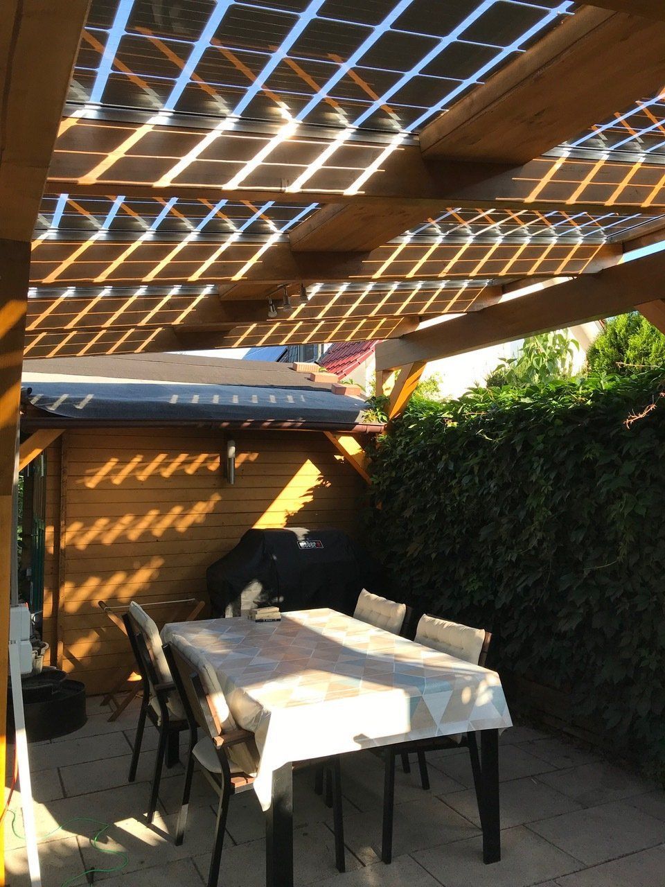 Äpfel, Akzeptanz, Anlagendesign, aufgeständerte Unterkonstruktion, Bewirtschaf-tung, Direktvermarktung, doppelte Landnutzung, Dürreschäden, Eigenstromver-brauch, Energiewende, Ertragsprognose, Flächendruck, Flächeneffizienz, Folienüber-dachung, Frostschäden, Genehmigungsprozesse, Hagelschäden, Hagelschutznetze, intensive Ackerkulturen, Klimawandel, Landschaftsästhetik, Landschaftsattraktivität, Landschaftsschutz, landwirtschaftliche Hauptnutzung, Lichtverfügbarkeit, Marktfähig-keit, Naturschutz, Fotosynthese, Pilotanlagen, privilegierte Vorhaben, ressourceneffi-ziente Landnutzung, Semitransparent, Sonnenbrand, Starkregen, Strombörse, Syner-getische Integration, Tracker, Wassermanagement, Wasserverfügbarkeit, zusätzliche Solarstromproduktion, zusätzliches Einkommen, EEG-Förderung, Ertragssteigerungen, Beeren, Wein, Gemüse, Modulbreite, Bilanzkreis, Ackerkulturen, Gesamtproduktivität, anzulegender Wert, dienende Funktion, Netzbetreiber, Ernteausfälle, zusätzliche Ein-kommensquelle, Reihenabstand, gartenbauliche, Kulturen, Sonderkulturen, lichte Hö-he, überragendes öffentliches, Interesse, Rammung, Erzeugungsprognose, Über-schusseinspeisung, Marktpreis, Neigungswinkel, Wechselrichter, Fernsteuerbarkeit, Bodenversiegelung, fixe Einspeisevergütung, Marktprämie, Flächendruck, PV, Photo-voltaik, Solar, PV-Anlage, Photovoltaik-Anlage, Photovoltaik Anlage, AgriPV, AgriPV, Agrar-PV, Agrar-PV, Agrar-Photovoltaik, Agrar Photovoltaik, Module, Unterkonstrukti-on, Landwirtschaft, Land, grün, Bauern, Obstanbau, Obst, Energie, erneuerbare Ener-gie, PV, Carports, Tracker, geführt, statisch, Deutschland, PV-Firma, PV Firma, Agrar, Pflanzenkultur, Himbeere, Wein, Obst, Apfel