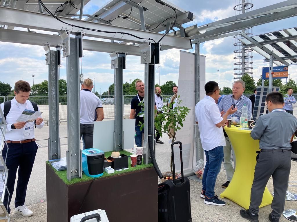 Äpfel, Akzeptanz, Anlagendesign, aufgeständerte Unterkonstruktion, Bewirtschaf-tung, Direktvermarktung, doppelte Landnutzung, Dürreschäden, Eigenstromver-brauch, Energiewende, Ertragsprognose, Flächendruck, Flächeneffizienz, Folienüber-dachung, Frostschäden, Genehmigungsprozesse, Hagelschäden, Hagelschutznetze, intensive Ackerkulturen, Klimawandel, Landschaftsästhetik, Landschaftsattraktivität, Landschaftsschutz, landwirtschaftliche Hauptnutzung, Lichtverfügbarkeit, Marktfähig-keit, Naturschutz, Fotosynthese, Pilotanlagen, privilegierte Vorhaben, ressourceneffi-ziente Landnutzung, Semitransparent, Sonnenbrand, Starkregen, Strombörse, Syner-getische Integration, Tracker, Wassermanagement, Wasserverfügbarkeit, zusätzliche Solarstromproduktion, zusätzliches Einkommen, EEG-Förderung, Ertragssteigerungen, Beeren, Wein, Gemüse, Modulbreite, Bilanzkreis, Ackerkulturen, Gesamtproduktivität, anzulegender Wert, dienende Funktion, Netzbetreiber, Ernteausfälle, zusätzliche Ein-kommensquelle, Reihenabstand, gartenbauliche, Kulturen, Sonderkulturen, lichte Hö-he, überragendes öffentliches, Interesse, Rammung, Erzeugungsprognose, Über-schusseinspeisung, Marktpreis, Neigungswinkel, Wechselrichter, Fernsteuerbarkeit, Bodenversiegelung, fixe Einspeisevergütung, Marktprämie, Flächendruck, PV, Photo-voltaik, Solar, PV-Anlage, Photovoltaik-Anlage, Photovoltaik Anlage, AgriPV, AgriPV, Agrar-PV, Agrar-PV, Agrar-Photovoltaik, Agrar Photovoltaik, Module, Unterkonstrukti-on, Landwirtschaft, Land, grün, Bauern, Obstanbau, Obst, Energie, erneuerbare Ener-gie, PV, Carports, Tracker, geführt, statisch, Deutschland, PV-Firma, PV Firma, Agrar, Pflanzenkultur, Himbeere, Wein, Obst, Apfel