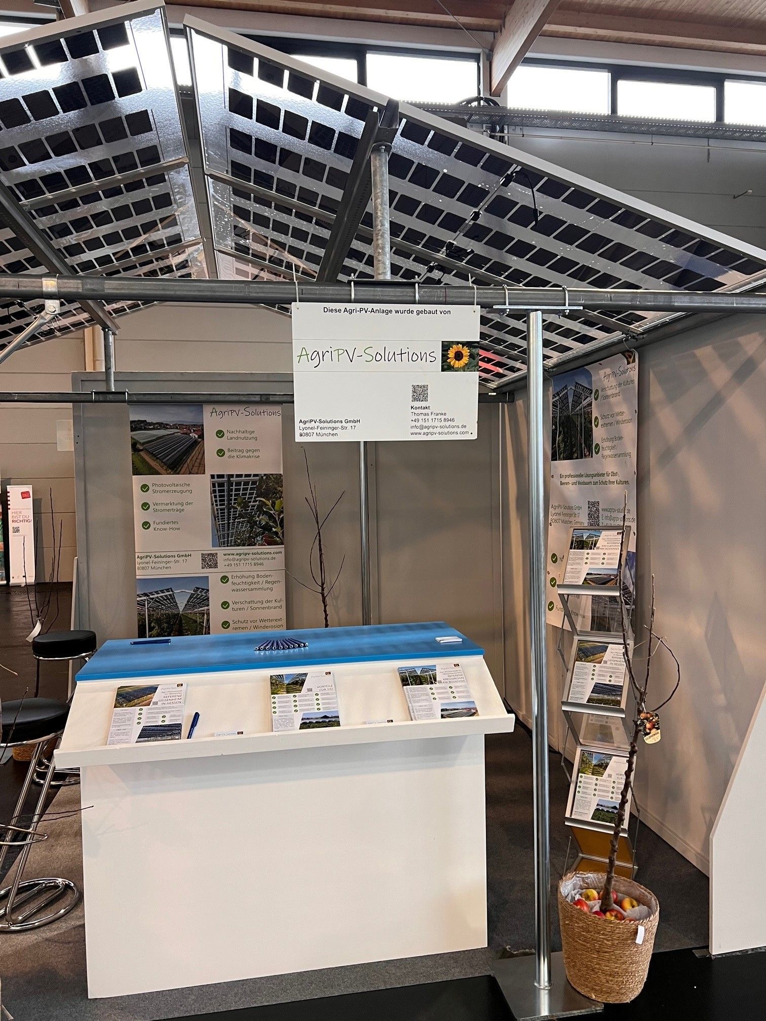 Äpfel, Akzeptanz, Anlagendesign, aufgeständerte Unterkonstruktion, Bewirtschaf-tung, Direktvermarktung, doppelte Landnutzung, Dürreschäden, Eigenstromver-brauch, Energiewende, Ertragsprognose, Flächendruck, Flächeneffizienz, Folienüber-dachung, Frostschäden, Genehmigungsprozesse, Hagelschäden, Hagelschutznetze, intensive Ackerkulturen, Klimawandel, Landschaftsästhetik, Landschaftsattraktivität, Landschaftsschutz, landwirtschaftliche Hauptnutzung, Lichtverfügbarkeit, Marktfähig-keit, Naturschutz, Fotosynthese, Pilotanlagen, privilegierte Vorhaben, ressourceneffi-ziente Landnutzung, Semitransparent, Sonnenbrand, Starkregen, Strombörse, Syner-getische Integration, Tracker, Wassermanagement, Wasserverfügbarkeit, zusätzliche Solarstromproduktion, zusätzliches Einkommen, EEG-Förderung, Ertragssteigerungen, Beeren, Wein, Gemüse, Modulbreite, Bilanzkreis, Ackerkulturen, Gesamtproduktivität, anzulegender Wert, dienende Funktion, Netzbetreiber, Ernteausfälle, zusätzliche Ein-kommensquelle, Reihenabstand, gartenbauliche, Kulturen, Sonderkulturen, lichte Hö-he, überragendes öffentliches, Interesse, Rammung, Erzeugungsprognose, Über-schusseinspeisung, Marktpreis, Neigungswinkel, Wechselrichter, Fernsteuerbarkeit, Bodenversiegelung, fixe Einspeisevergütung, Marktprämie, Flächendruck, PV, Photo-voltaik, Solar, PV-Anlage, Photovoltaik-Anlage, Photovoltaik Anlage, AgriPV, AgriPV, Agrar-PV, Agrar-PV, Agrar-Photovoltaik, Agrar Photovoltaik, Module, Unterkonstrukti-on, Landwirtschaft, Land, grün, Bauern, Obstanbau, Obst, Energie, erneuerbare Ener-gie, PV, Carports, Tracker, geführt, statisch, Deutschland, PV-Firma, PV Firma, Agrar, Pflanzenkultur, Himbeere, Wein, Obst, Apfel