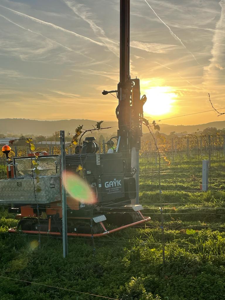 Äpfel, Akzeptanz, Anlagendesign, aufgeständerte Unterkonstruktion, Bewirtschaftung, Di-rektvermarktung, doppelte Landnutzung, Dürreschäden, Eigenstromverbrauch, Energie-wende, Ertragsprognose, Flächendruck, Flächeneffizienz, Folienüberdachung, Frostschä-den, Genehmigungsprozesse, Hagelschäden, Hagelschutznetze, intensive Ackerkulturen, Klimawandel, Landschaftsästhetik, Landschaftsattraktivität, Landschaftsschutz, landwirt-schaftliche Hauptnutzung, Lichtverfügbarkeit, Marktfähigkeit, Naturschutz, Fotosynthese, Pilotanlagen, privilegierte Vorhaben, ressourceneffiziente Landnutzung, Semitransparent, Sonnenbrand, Starkregen, Strombörse, Synergetische Integration, Tracker, Wasserma-nagement, Wasserverfügbarkeit, zusätzliche Solarstromproduktion, zusätzliches Einkom-men, EEG-Förderung, Ertragssteigerungen, Beeren, Wein, Gemüse, Modulbreite, Bilanz-kreis, Ackerkulturen, Gesamtproduktivität, anzulegender Wert, dienende Funktion, Netzbe-treiber, Ernteausfälle, zusätzliche Einkommensquelle, Reihenabstand, gartenbauliche, Kul-turen, Sonderkulturen, lichte Höhe, überragendes öffentliches, Interesse, Rammung, Er-zeugungsprognose, Überschusseinspeisung, Marktpreis, Neigungswinkel, Wechselrichter, Fernsteuerbarkeit, Bodenversiegelung, fixe Einspeisevergütung, Marktprämie, Flächen-druck, PV, Photovoltaik, Solar, PV-Anlage, Photovoltaik-Anlage, Photovoltaik Anlage, Ag-riPV, AgriPV, Agrar-PV, Agrar-PV, Agrar-Photovoltaik, Agrar Photovoltaik, Module, Unter-konstruktion, Landwirtschaft, Land, grün, Bauern, Obstanbau, Obst, Energie, erneuerbare Energie, PV, Carports, Tracker, geführt, statisch, Deutschland, PV-Firma, PV Firma, Agrar, Pflanzenkultur, Himbeere, Wein, Obst, Apfel