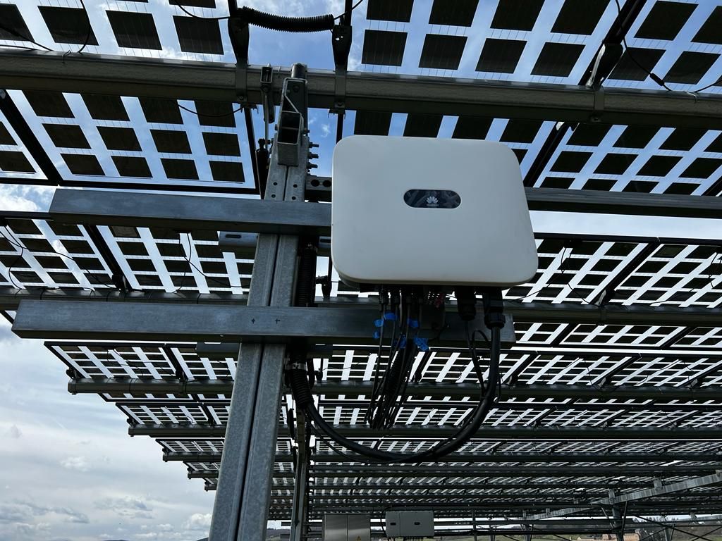 Äpfel, Akzeptanz, Anlagendesign, aufgeständerte Unterkonstruktion, Bewirtschaf-tung, Direktvermarktung, doppelte Landnutzung, Dürreschäden, Eigenstromver-brauch, Energiewende, Ertragsprognose, Flächendruck, Flächeneffizienz, Folienüber-dachung, Frostschäden, Genehmigungsprozesse, Hagelschäden, Hagelschutznetze, intensive Ackerkulturen, Klimawandel, Landschaftsästhetik, Landschaftsattraktivität, Landschaftsschutz, landwirtschaftliche Hauptnutzung, Lichtverfügbarkeit, Marktfähig-keit, Naturschutz, Fotosynthese, Pilotanlagen, privilegierte Vorhaben, ressourceneffi-ziente Landnutzung, Semitransparent, Sonnenbrand, Starkregen, Strombörse, Syner-getische Integration, Tracker, Wassermanagement, Wasserverfügbarkeit, zusätzliche Solarstromproduktion, zusätzliches Einkommen, EEG-Förderung, Ertragssteigerungen, Beeren, Wein, Gemüse, Modulbreite, Bilanzkreis, Ackerkulturen, Gesamtproduktivität, anzulegender Wert, dienende Funktion, Netzbetreiber, Ernteausfälle, zusätzliche Ein-kommensquelle, Reihenabstand, gartenbauliche, Kulturen, Sonderkulturen, lichte Hö-he, überragendes öffentliches, Interesse, Rammung, Erzeugungsprognose, Über-schusseinspeisung, Marktpreis, Neigungswinkel, Wechselrichter, Fernsteuerbarkeit, Bodenversiegelung, fixe Einspeisevergütung, Marktprämie, Flächendruck, PV, Photo-voltaik, Solar, PV-Anlage, Photovoltaik-Anlage, Photovoltaik Anlage, AgriPV, AgriPV, Agrar-PV, Agrar-PV, Agrar-Photovoltaik, Agrar Photovoltaik, Module, Unterkonstrukti-on, Landwirtschaft, Land, grün, Bauern, Obstanbau, Obst, Energie, erneuerbare Ener-gie, PV, Carports, Tracker, geführt, statisch, Deutschland, PV-Firma, PV Firma, Agrar, Pflanzenkultur, Himbeere, Wein, Obst, Apfel