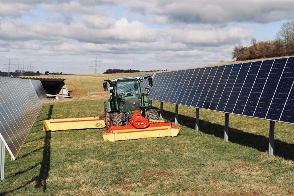 Äpfel, Akzeptanz, Anlagendesign, aufgeständerte Unterkonstruktion, Bewirtschaf-tung, Direktvermarktung, doppelte Landnutzung, Dürreschäden, Eigenstromver-brauch, Energiewende, Ertragsprognose, Flächendruck, Flächeneffizienz, Folienüber-dachung, Frostschäden, Genehmigungsprozesse, Hagelschäden, Hagelschutznetze, intensive Ackerkulturen, Klimawandel, Landschaftsästhetik, Landschaftsattraktivität, Landschaftsschutz, landwirtschaftliche Hauptnutzung, Lichtverfügbarkeit, Marktfähig-keit, Naturschutz, Fotosynthese, Pilotanlagen, privilegierte Vorhaben, ressourceneffi-ziente Landnutzung, Semitransparent, Sonnenbrand, Starkregen, Strombörse, Syner-getische Integration, Tracker, Wassermanagement, Wasserverfügbarkeit, zusätzliche Solarstromproduktion, zusätzliches Einkommen, EEG-Förderung, Ertragssteigerungen, Beeren, Wein, Gemüse, Modulbreite, Bilanzkreis, Ackerkulturen, Gesamtproduktivität, anzulegender Wert, dienende Funktion, Netzbetreiber, Ernteausfälle, zusätzliche Ein-kommensquelle, Reihenabstand, gartenbauliche, Kulturen, Sonderkulturen, lichte Hö-he, überragendes öffentliches, Interesse, Rammung, Erzeugungsprognose, Über-schusseinspeisung, Marktpreis, Neigungswinkel, Wechselrichter, Fernsteuerbarkeit, Bodenversiegelung, fixe Einspeisevergütung, Marktprämie, Flächendruck, PV, Photo-voltaik, Solar, PV-Anlage, Photovoltaik-Anlage, Photovoltaik Anlage, AgriPV, AgriPV, Agrar-PV, Agrar-PV, Agrar-Photovoltaik, Agrar Photovoltaik, Module, Unterkonstrukti-on, Landwirtschaft, Land, grün, Bauern, Obstanbau, Obst, Energie, erneuerbare Ener-gie, PV, Carports, Tracker, geführt, statisch, Deutschland, PV-Firma, PV Firma, Agrar, Pflanzenkultur, Himbeere, Wein, Obst, Apfel