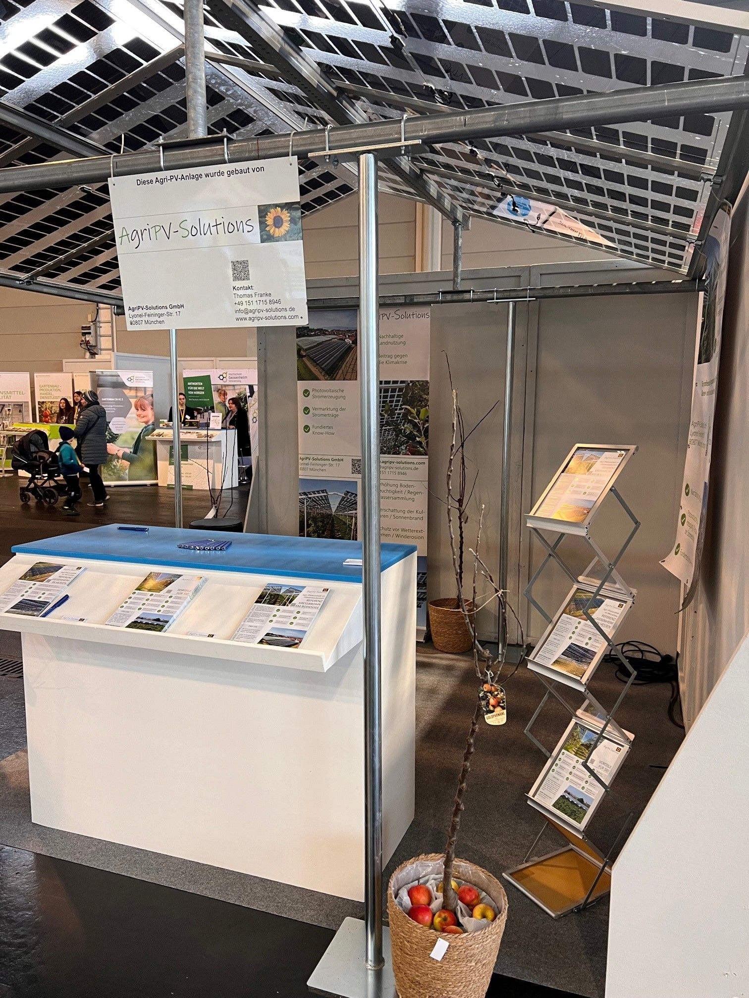 Äpfel, Akzeptanz, Anlagendesign, aufgeständerte Unterkonstruktion, Bewirtschaf-tung, Direktvermarktung, doppelte Landnutzung, Dürreschäden, Eigenstromver-brauch, Energiewende, Ertragsprognose, Flächendruck, Flächeneffizienz, Folienüber-dachung, Frostschäden, Genehmigungsprozesse, Hagelschäden, Hagelschutznetze, intensive Ackerkulturen, Klimawandel, Landschaftsästhetik, Landschaftsattraktivität, Landschaftsschutz, landwirtschaftliche Hauptnutzung, Lichtverfügbarkeit, Marktfähig-keit, Naturschutz, Fotosynthese, Pilotanlagen, privilegierte Vorhaben, ressourceneffi-ziente Landnutzung, Semitransparent, Sonnenbrand, Starkregen, Strombörse, Syner-getische Integration, Tracker, Wassermanagement, Wasserverfügbarkeit, zusätzliche Solarstromproduktion, zusätzliches Einkommen, EEG-Förderung, Ertragssteigerungen, Beeren, Wein, Gemüse, Modulbreite, Bilanzkreis, Ackerkulturen, Gesamtproduktivität, anzulegender Wert, dienende Funktion, Netzbetreiber, Ernteausfälle, zusätzliche Ein-kommensquelle, Reihenabstand, gartenbauliche, Kulturen, Sonderkulturen, lichte Hö-he, überragendes öffentliches, Interesse, Rammung, Erzeugungsprognose, Über-schusseinspeisung, Marktpreis, Neigungswinkel, Wechselrichter, Fernsteuerbarkeit, Bodenversiegelung, fixe Einspeisevergütung, Marktprämie, Flächendruck, PV, Photo-voltaik, Solar, PV-Anlage, Photovoltaik-Anlage, Photovoltaik Anlage, AgriPV, AgriPV, Agrar-PV, Agrar-PV, Agrar-Photovoltaik, Agrar Photovoltaik, Module, Unterkonstrukti-on, Landwirtschaft, Land, grün, Bauern, Obstanbau, Obst, Energie, erneuerbare Ener-gie, PV, Carports, Tracker, geführt, statisch, Deutschland, PV-Firma, PV Firma, Agrar, Pflanzenkultur, Himbeere, Wein, Obst, Apfel