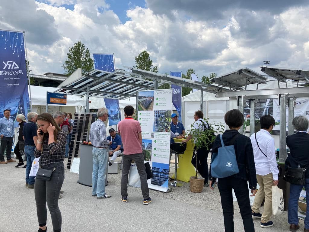 Äpfel, Akzeptanz, Anlagendesign, aufgeständerte Unterkonstruktion, Bewirtschaf-tung, Direktvermarktung, doppelte Landnutzung, Dürreschäden, Eigenstromver-brauch, Energiewende, Ertragsprognose, Flächendruck, Flächeneffizienz, Folienüber-dachung, Frostschäden, Genehmigungsprozesse, Hagelschäden, Hagelschutznetze, intensive Ackerkulturen, Klimawandel, Landschaftsästhetik, Landschaftsattraktivität, Landschaftsschutz, landwirtschaftliche Hauptnutzung, Lichtverfügbarkeit, Marktfähig-keit, Naturschutz, Fotosynthese, Pilotanlagen, privilegierte Vorhaben, ressourceneffi-ziente Landnutzung, Semitransparent, Sonnenbrand, Starkregen, Strombörse, Syner-getische Integration, Tracker, Wassermanagement, Wasserverfügbarkeit, zusätzliche Solarstromproduktion, zusätzliches Einkommen, EEG-Förderung, Ertragssteigerungen, Beeren, Wein, Gemüse, Modulbreite, Bilanzkreis, Ackerkulturen, Gesamtproduktivität, anzulegender Wert, dienende Funktion, Netzbetreiber, Ernteausfälle, zusätzliche Ein-kommensquelle, Reihenabstand, gartenbauliche, Kulturen, Sonderkulturen, lichte Hö-he, überragendes öffentliches, Interesse, Rammung, Erzeugungsprognose, Über-schusseinspeisung, Marktpreis, Neigungswinkel, Wechselrichter, Fernsteuerbarkeit, Bodenversiegelung, fixe Einspeisevergütung, Marktprämie, Flächendruck, PV, Photo-voltaik, Solar, PV-Anlage, Photovoltaik-Anlage, Photovoltaik Anlage, AgriPV, AgriPV, Agrar-PV, Agrar-PV, Agrar-Photovoltaik, Agrar Photovoltaik, Module, Unterkonstrukti-on, Landwirtschaft, Land, grün, Bauern, Obstanbau, Obst, Energie, erneuerbare Ener-gie, PV, Carports, Tracker, geführt, statisch, Deutschland, PV-Firma, PV Firma, Agrar, Pflanzenkultur, Himbeere, Wein, Obst, Apfel