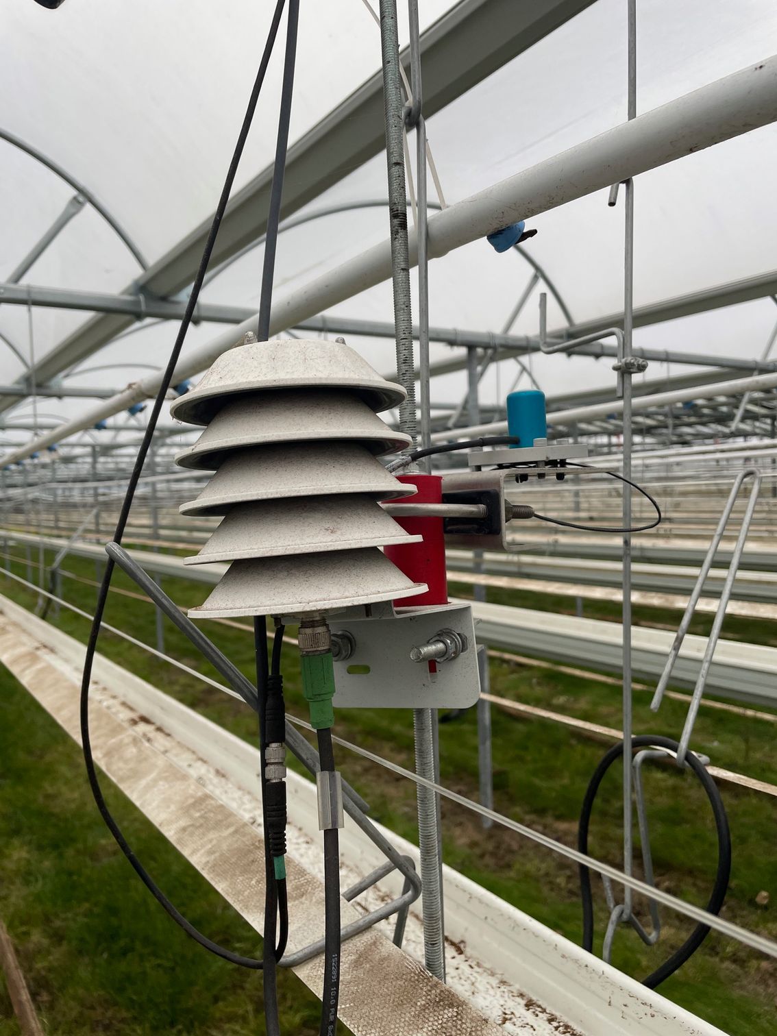 Äpfel, Akzeptanz, Anlagendesign, aufgeständerte Unterkonstruktion, Bewirtschaf-tung, Direktvermarktung, doppelte Landnutzung, Dürreschäden, Eigenstromver-brauch, Energiewende, Ertragsprognose, Flächendruck, Flächeneffizienz, Folienüber-dachung, Frostschäden, Genehmigungsprozesse, Hagelschäden, Hagelschutznetze, intensive Ackerkulturen, Klimawandel, Landschaftsästhetik, Landschaftsattraktivität, Landschaftsschutz, landwirtschaftliche Hauptnutzung, Lichtverfügbarkeit, Marktfähig-keit, Naturschutz, Fotosynthese, Pilotanlagen, privilegierte Vorhaben, ressourceneffi-ziente Landnutzung, Semitransparent, Sonnenbrand, Starkregen, Strombörse, Syner-getische Integration, Tracker, Wassermanagement, Wasserverfügbarkeit, zusätzliche Solarstromproduktion, zusätzliches Einkommen, EEG-Förderung, Ertragssteigerungen, Beeren, Wein, Gemüse, Modulbreite, Bilanzkreis, Ackerkulturen, Gesamtproduktivität, anzulegender Wert, dienende Funktion, Netzbetreiber, Ernteausfälle, zusätzliche Ein-kommensquelle, Reihenabstand, gartenbauliche, Kulturen, Sonderkulturen, lichte Hö-he, überragendes öffentliches, Interesse, Rammung, Erzeugungsprognose, Über-schusseinspeisung, Marktpreis, Neigungswinkel, Wechselrichter, Fernsteuerbarkeit, Bodenversiegelung, fixe Einspeisevergütung, Marktprämie, Flächendruck, PV, Photo-voltaik, Solar, PV-Anlage, Photovoltaik-Anlage, Photovoltaik Anlage, AgriPV, AgriPV, Agrar-PV, Agrar-PV, Agrar-Photovoltaik, Agrar Photovoltaik, Module, Unterkonstrukti-on, Landwirtschaft, Land, grün, Bauern, Obstanbau, Obst, Energie, erneuerbare Ener-gie, PV, Carports, Tracker, geführt, statisch, Deutschland, PV-Firma, PV Firma, Agrar, Pflanzenkultur, Himbeere, Wein, Obst, Apfel