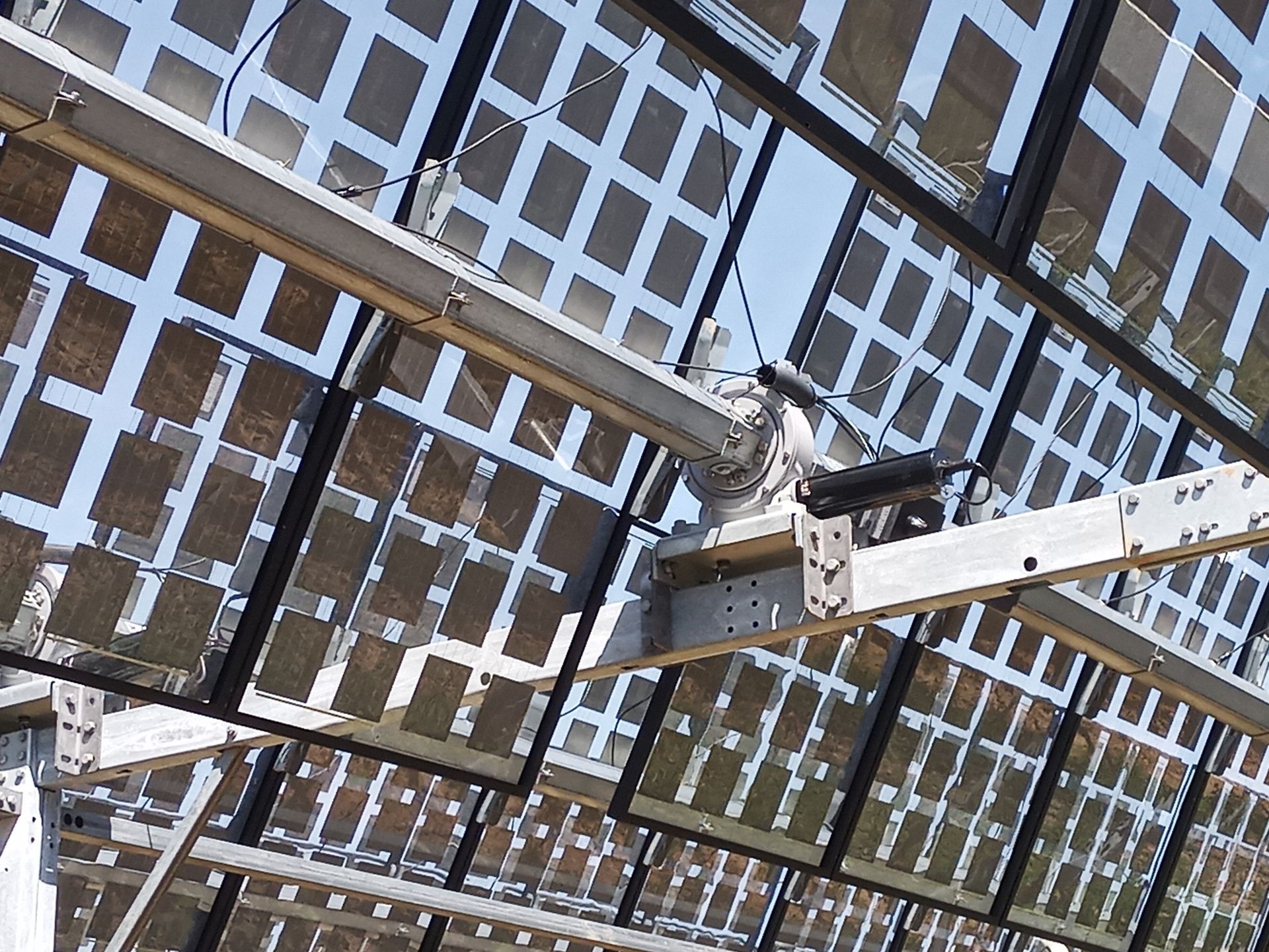 Äpfel, Akzeptanz, Anlagendesign, aufgeständerte Unterkonstruktion, Bewirtschaftung, Di-rektvermarktung, doppelte Landnutzung, Dürreschäden, Eigenstromverbrauch, Energie-wende, Ertragsprognose, Flächendruck, Flächeneffizienz, Folienüberdachung, Frostschä-den, Genehmigungsprozesse, Hagelschäden, Hagelschutznetze, intensive Ackerkulturen, Klimawandel, Landschaftsästhetik, Landschaftsattraktivität, Landschaftsschutz, landwirt-schaftliche Hauptnutzung, Lichtverfügbarkeit, Marktfähigkeit, Naturschutz, Fotosynthese, Pilotanlagen, privilegierte Vorhaben, ressourceneffiziente Landnutzung, Semitransparent, Sonnenbrand, Starkregen, Strombörse, Synergetische Integration, Tracker, Wasserma-nagement, Wasserverfügbarkeit, zusätzliche Solarstromproduktion, zusätzliches Einkom-men, EEG-Förderung, Ertragssteigerungen, Beeren, Wein, Gemüse, Modulbreite, Bilanz-kreis, Ackerkulturen, Gesamtproduktivität, anzulegender Wert, dienende Funktion, Netzbe-treiber, Ernteausfälle, zusätzliche Einkommensquelle, Reihenabstand, gartenbauliche, Kul-turen, Sonderkulturen, lichte Höhe, überragendes öffentliches, Interesse, Rammung, Er-zeugungsprognose, Überschusseinspeisung, Marktpreis, Neigungswinkel, Wechselrichter, Fernsteuerbarkeit, Bodenversiegelung, fixe Einspeisevergütung, Marktprämie, Flächen-druck, PV, Photovoltaik, Solar, PV-Anlage, Photovoltaik-Anlage, Photovoltaik Anlage, Ag-riPV, AgriPV, Agrar-PV, Agrar-PV, Agrar-Photovoltaik, Agrar Photovoltaik, Module, Unter-konstruktion, Landwirtschaft, Land, grün, Bauern, Obstanbau, Obst, Energie, erneuerbare Energie, PV, Carports, Tracker, geführt, statisch, Deutschland, PV-Firma, PV Firma, Agrar, Pflanzenkultur, Himbeere, Wein, Obst, Apfel