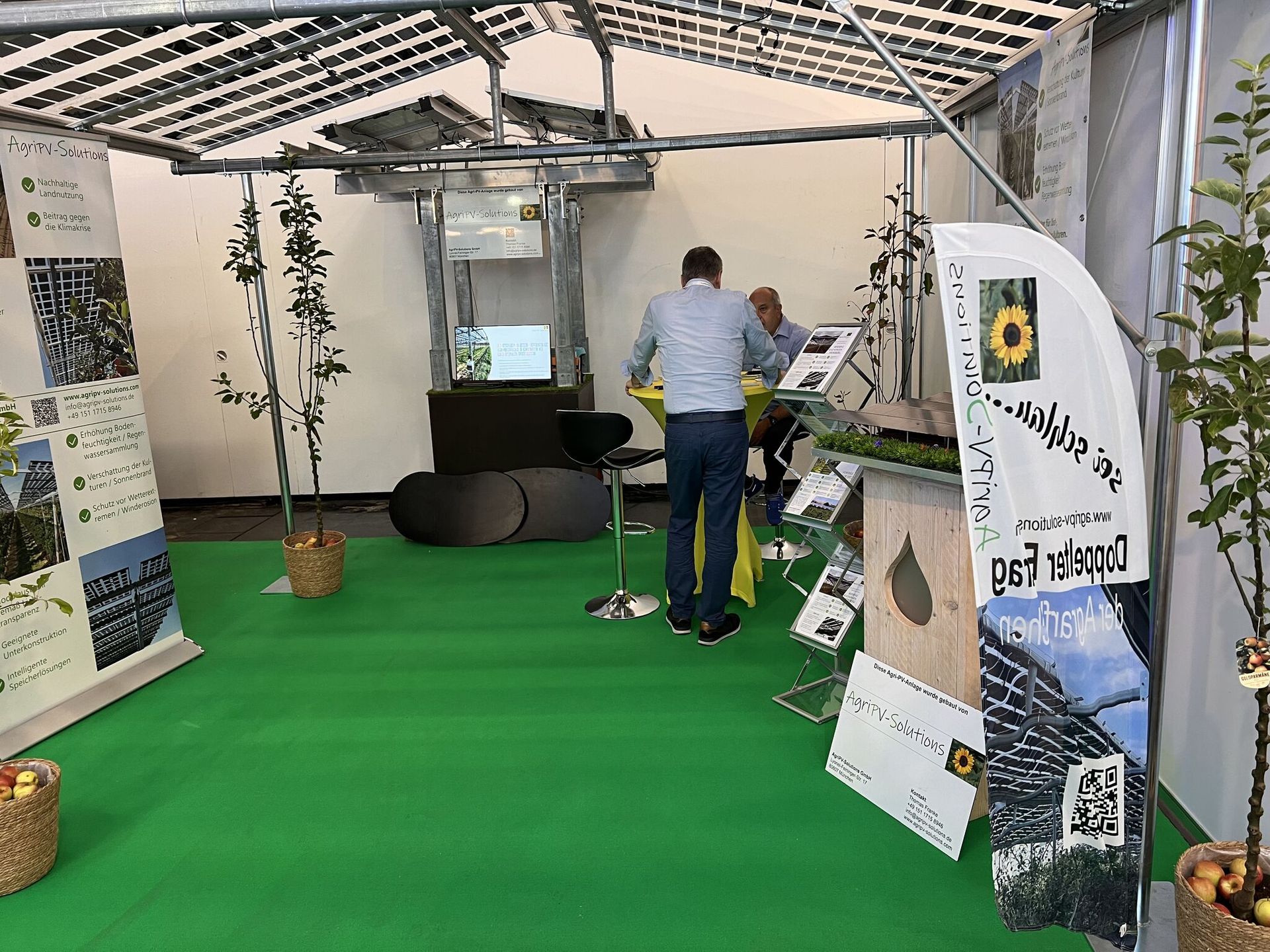 Äpfel, Akzeptanz, Anlagendesign, aufgeständerte Unterkonstruktion, Bewirtschaf-tung, Direktvermarktung, doppelte Landnutzung, Dürreschäden, Eigenstromver-brauch, Energiewende, Ertragsprognose, Flächendruck, Flächeneffizienz, Folienüber-dachung, Frostschäden, Genehmigungsprozesse, Hagelschäden, Hagelschutznetze, intensive Ackerkulturen, Klimawandel, Landschaftsästhetik, Landschaftsattraktivität, Landschaftsschutz, landwirtschaftliche Hauptnutzung, Lichtverfügbarkeit, Marktfähig-keit, Naturschutz, Fotosynthese, Pilotanlagen, privilegierte Vorhaben, ressourceneffi-ziente Landnutzung, Semitransparent, Sonnenbrand, Starkregen, Strombörse, Syner-getische Integration, Tracker, Wassermanagement, Wasserverfügbarkeit, zusätzliche Solarstromproduktion, zusätzliches Einkommen, EEG-Förderung, Ertragssteigerungen, Beeren, Wein, Gemüse, Modulbreite, Bilanzkreis, Ackerkulturen, Gesamtproduktivität, anzulegender Wert, dienende Funktion, Netzbetreiber, Ernteausfälle, zusätzliche Ein-kommensquelle, Reihenabstand, gartenbauliche, Kulturen, Sonderkulturen, lichte Hö-he, überragendes öffentliches, Interesse, Rammung, Erzeugungsprognose, Über-schusseinspeisung, Marktpreis, Neigungswinkel, Wechselrichter, Fernsteuerbarkeit, Bodenversiegelung, fixe Einspeisevergütung, Marktprämie, Flächendruck, PV, Photo-voltaik, Solar, PV-Anlage, Photovoltaik-Anlage, Photovoltaik Anlage, AgriPV, AgriPV, Agrar-PV, Agrar-PV, Agrar-Photovoltaik, Agrar Photovoltaik, Module, Unterkonstrukti-on, Landwirtschaft, Land, grün, Bauern, Obstanbau, Obst, Energie, erneuerbare Ener-gie, PV, Carports, Tracker, geführt, statisch, Deutschland, PV-Firma, PV Firma, Agrar, Pflanzenkultur, Himbeere, Wein, Obst, Apfel