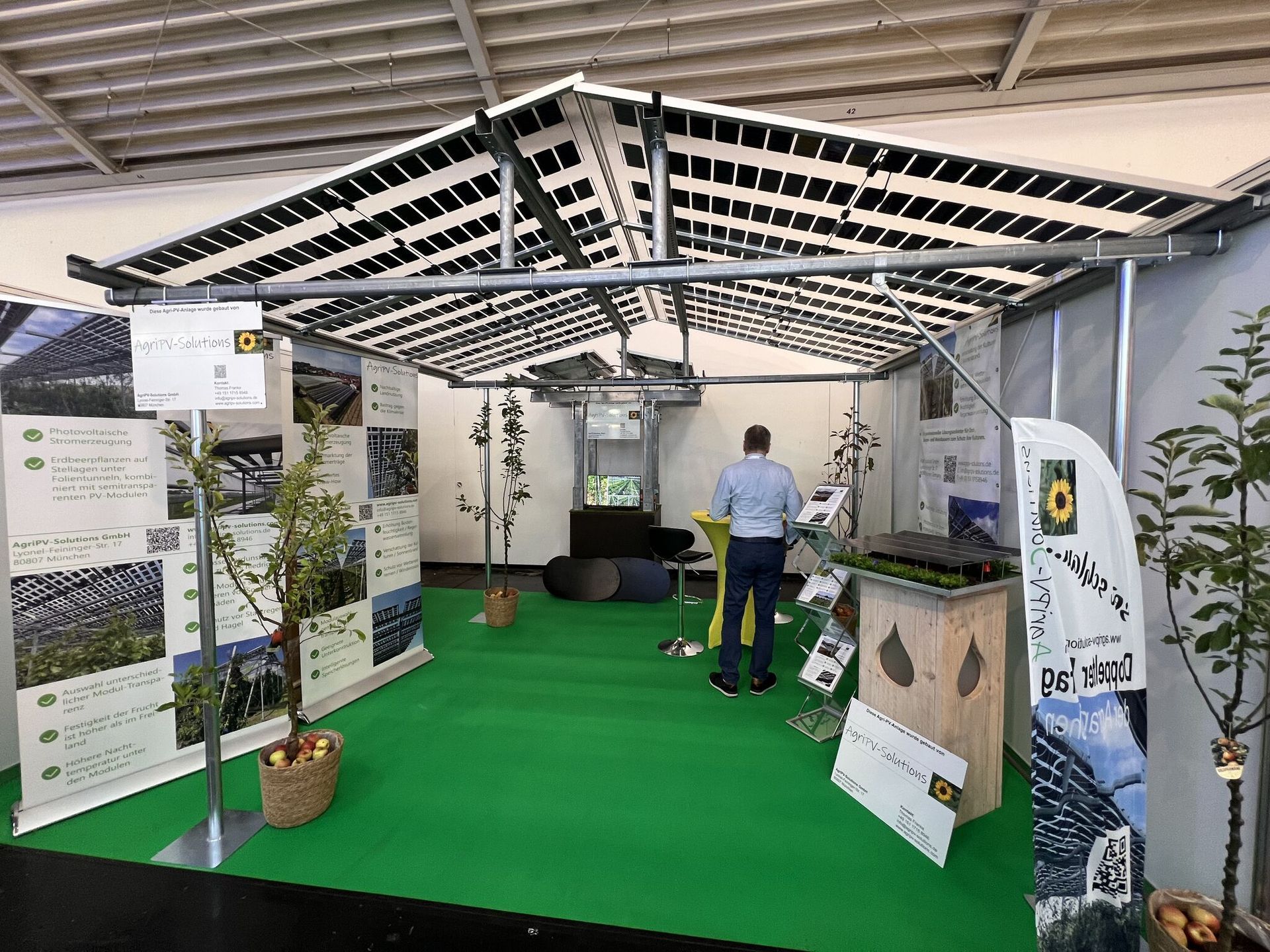 Äpfel, Akzeptanz, Anlagendesign, aufgeständerte Unterkonstruktion, Bewirtschaf-tung, Direktvermarktung, doppelte Landnutzung, Dürreschäden, Eigenstromver-brauch, Energiewende, Ertragsprognose, Flächendruck, Flächeneffizienz, Folienüber-dachung, Frostschäden, Genehmigungsprozesse, Hagelschäden, Hagelschutznetze, intensive Ackerkulturen, Klimawandel, Landschaftsästhetik, Landschaftsattraktivität, Landschaftsschutz, landwirtschaftliche Hauptnutzung, Lichtverfügbarkeit, Marktfähig-keit, Naturschutz, Fotosynthese, Pilotanlagen, privilegierte Vorhaben, ressourceneffi-ziente Landnutzung, Semitransparent, Sonnenbrand, Starkregen, Strombörse, Syner-getische Integration, Tracker, Wassermanagement, Wasserverfügbarkeit, zusätzliche Solarstromproduktion, zusätzliches Einkommen, EEG-Förderung, Ertragssteigerungen, Beeren, Wein, Gemüse, Modulbreite, Bilanzkreis, Ackerkulturen, Gesamtproduktivität, anzulegender Wert, dienende Funktion, Netzbetreiber, Ernteausfälle, zusätzliche Ein-kommensquelle, Reihenabstand, gartenbauliche, Kulturen, Sonderkulturen, lichte Hö-he, überragendes öffentliches, Interesse, Rammung, Erzeugungsprognose, Über-schusseinspeisung, Marktpreis, Neigungswinkel, Wechselrichter, Fernsteuerbarkeit, Bodenversiegelung, fixe Einspeisevergütung, Marktprämie, Flächendruck, PV, Photo-voltaik, Solar, PV-Anlage, Photovoltaik-Anlage, Photovoltaik Anlage, AgriPV, AgriPV, Agrar-PV, Agrar-PV, Agrar-Photovoltaik, Agrar Photovoltaik, Module, Unterkonstrukti-on, Landwirtschaft, Land, grün, Bauern, Obstanbau, Obst, Energie, erneuerbare Ener-gie, PV, Carports, Tracker, geführt, statisch, Deutschland, PV-Firma, PV Firma, Agrar, Pflanzenkultur, Himbeere, Wein, Obst, Apfel