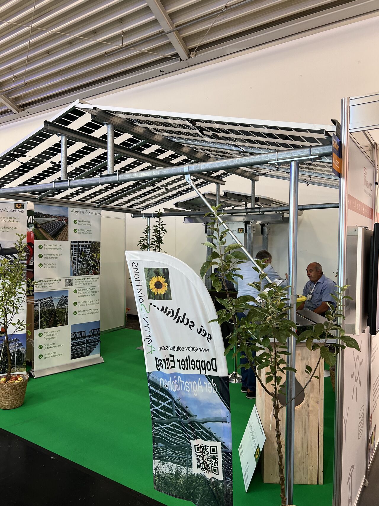 Äpfel, Akzeptanz, Anlagendesign, aufgeständerte Unterkonstruktion, Bewirtschaf-tung, Direktvermarktung, doppelte Landnutzung, Dürreschäden, Eigenstromver-brauch, Energiewende, Ertragsprognose, Flächendruck, Flächeneffizienz, Folienüber-dachung, Frostschäden, Genehmigungsprozesse, Hagelschäden, Hagelschutznetze, intensive Ackerkulturen, Klimawandel, Landschaftsästhetik, Landschaftsattraktivität, Landschaftsschutz, landwirtschaftliche Hauptnutzung, Lichtverfügbarkeit, Marktfähig-keit, Naturschutz, Fotosynthese, Pilotanlagen, privilegierte Vorhaben, ressourceneffi-ziente Landnutzung, Semitransparent, Sonnenbrand, Starkregen, Strombörse, Syner-getische Integration, Tracker, Wassermanagement, Wasserverfügbarkeit, zusätzliche Solarstromproduktion, zusätzliches Einkommen, EEG-Förderung, Ertragssteigerungen, Beeren, Wein, Gemüse, Modulbreite, Bilanzkreis, Ackerkulturen, Gesamtproduktivität, anzulegender Wert, dienende Funktion, Netzbetreiber, Ernteausfälle, zusätzliche Ein-kommensquelle, Reihenabstand, gartenbauliche, Kulturen, Sonderkulturen, lichte Hö-he, überragendes öffentliches, Interesse, Rammung, Erzeugungsprognose, Über-schusseinspeisung, Marktpreis, Neigungswinkel, Wechselrichter, Fernsteuerbarkeit, Bodenversiegelung, fixe Einspeisevergütung, Marktprämie, Flächendruck, PV, Photo-voltaik, Solar, PV-Anlage, Photovoltaik-Anlage, Photovoltaik Anlage, AgriPV, AgriPV, Agrar-PV, Agrar-PV, Agrar-Photovoltaik, Agrar Photovoltaik, Module, Unterkonstrukti-on, Landwirtschaft, Land, grün, Bauern, Obstanbau, Obst, Energie, erneuerbare Ener-gie, PV, Carports, Tracker, geführt, statisch, Deutschland, PV-Firma, PV Firma, Agrar, Pflanzenkultur, Himbeere, Wein, Obst, Apfel