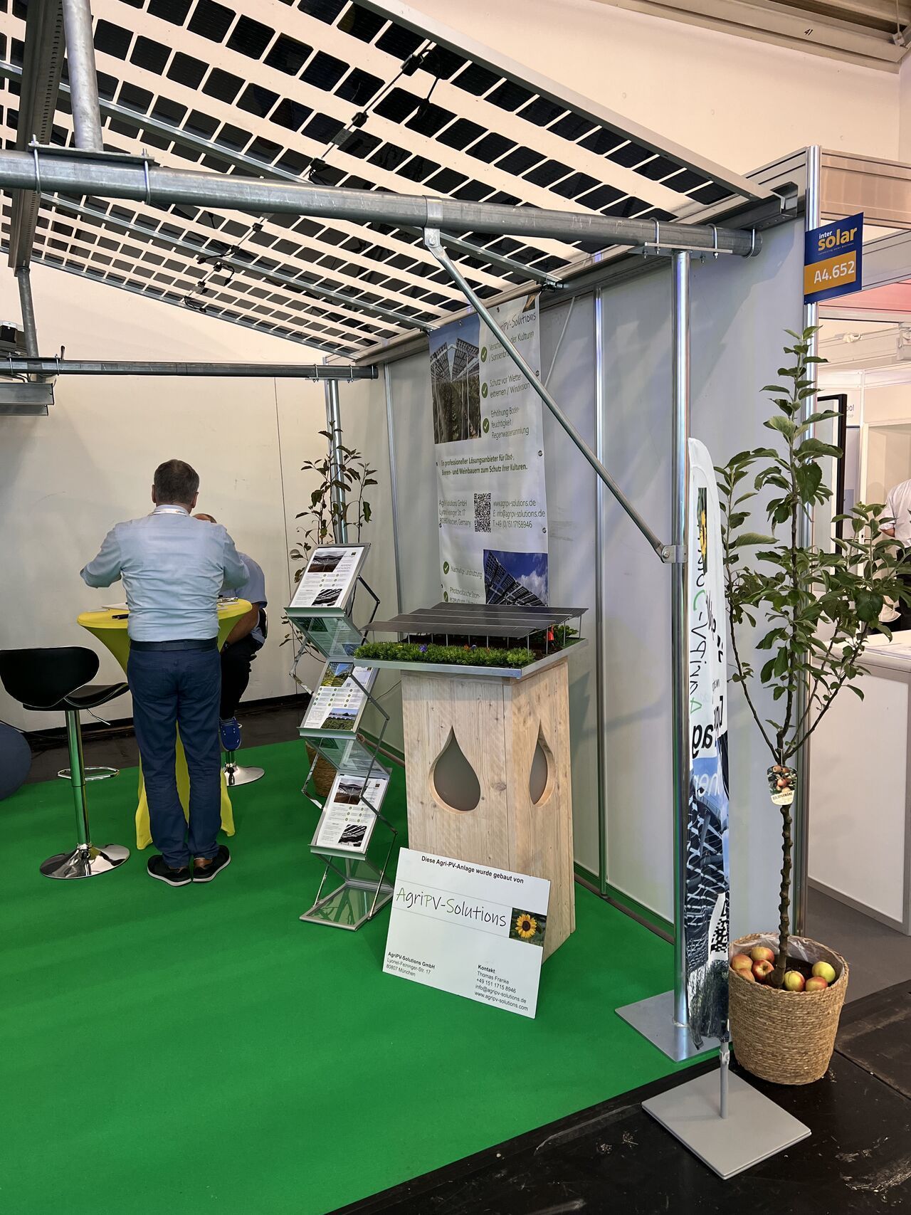 Äpfel, Akzeptanz, Anlagendesign, aufgeständerte Unterkonstruktion, Bewirtschaf-tung, Direktvermarktung, doppelte Landnutzung, Dürreschäden, Eigenstromver-brauch, Energiewende, Ertragsprognose, Flächendruck, Flächeneffizienz, Folienüber-dachung, Frostschäden, Genehmigungsprozesse, Hagelschäden, Hagelschutznetze, intensive Ackerkulturen, Klimawandel, Landschaftsästhetik, Landschaftsattraktivität, Landschaftsschutz, landwirtschaftliche Hauptnutzung, Lichtverfügbarkeit, Marktfähig-keit, Naturschutz, Fotosynthese, Pilotanlagen, privilegierte Vorhaben, ressourceneffi-ziente Landnutzung, Semitransparent, Sonnenbrand, Starkregen, Strombörse, Syner-getische Integration, Tracker, Wassermanagement, Wasserverfügbarkeit, zusätzliche Solarstromproduktion, zusätzliches Einkommen, EEG-Förderung, Ertragssteigerungen, Beeren, Wein, Gemüse, Modulbreite, Bilanzkreis, Ackerkulturen, Gesamtproduktivität, anzulegender Wert, dienende Funktion, Netzbetreiber, Ernteausfälle, zusätzliche Ein-kommensquelle, Reihenabstand, gartenbauliche, Kulturen, Sonderkulturen, lichte Hö-he, überragendes öffentliches, Interesse, Rammung, Erzeugungsprognose, Über-schusseinspeisung, Marktpreis, Neigungswinkel, Wechselrichter, Fernsteuerbarkeit, Bodenversiegelung, fixe Einspeisevergütung, Marktprämie, Flächendruck, PV, Photo-voltaik, Solar, PV-Anlage, Photovoltaik-Anlage, Photovoltaik Anlage, AgriPV, AgriPV, Agrar-PV, Agrar-PV, Agrar-Photovoltaik, Agrar Photovoltaik, Module, Unterkonstrukti-on, Landwirtschaft, Land, grün, Bauern, Obstanbau, Obst, Energie, erneuerbare Ener-gie, PV, Carports, Tracker, geführt, statisch, Deutschland, PV-Firma, PV Firma, Agrar, Pflanzenkultur, Himbeere, Wein, Obst, Apfel